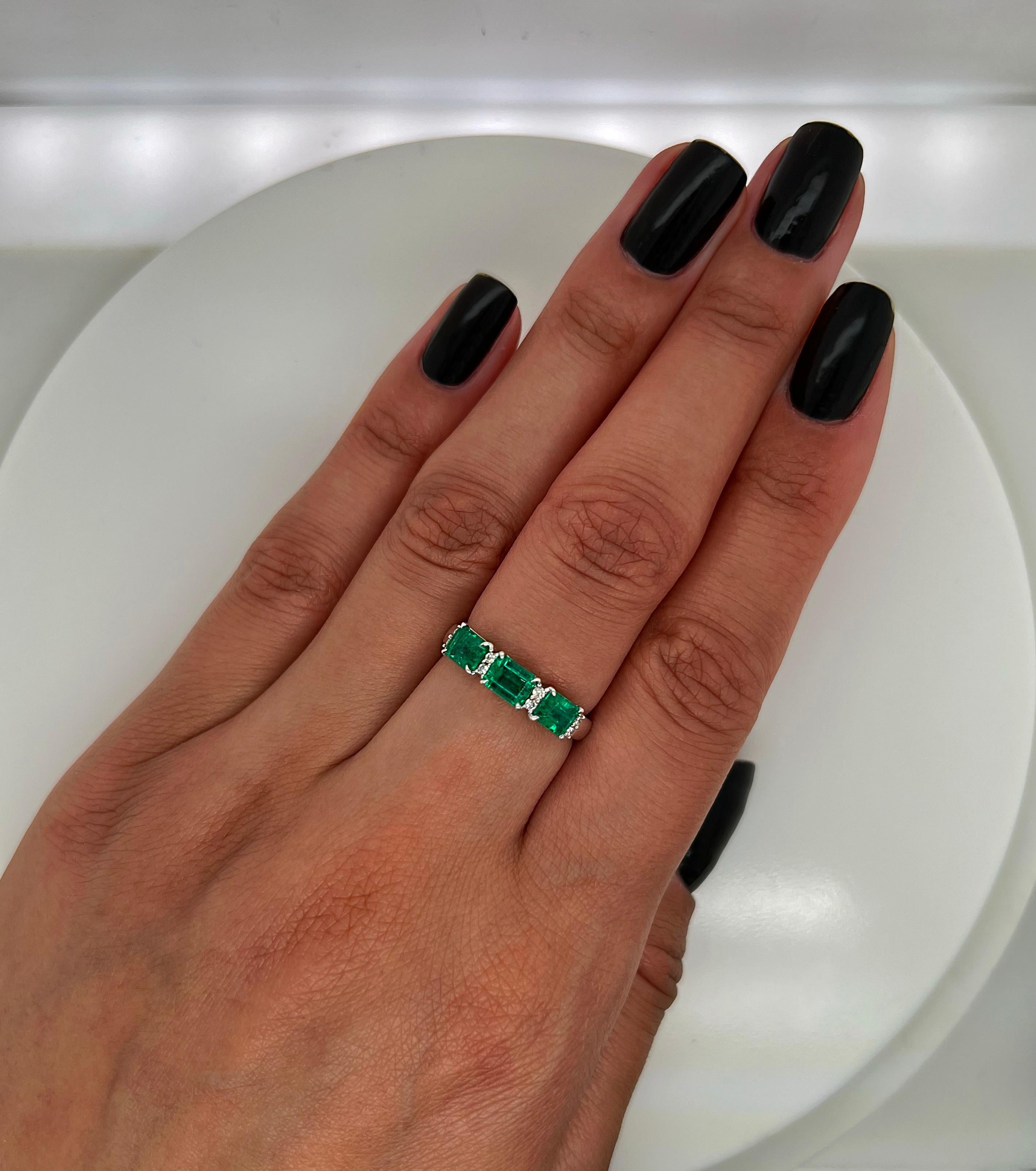 1,29 Karat Grüner Smaragd und Diamant Damenring (Gemischter Schliff) im Angebot