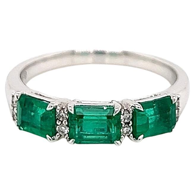 1.29 Carat Green Emerald and Diamond Ladies Ring For Sale