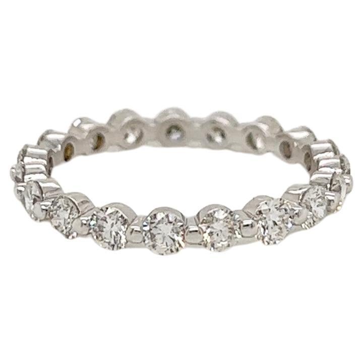 Alianza de diamantes de 1,29 quilates en oro blanco de 14 quilates con puntas esféricas compartidas