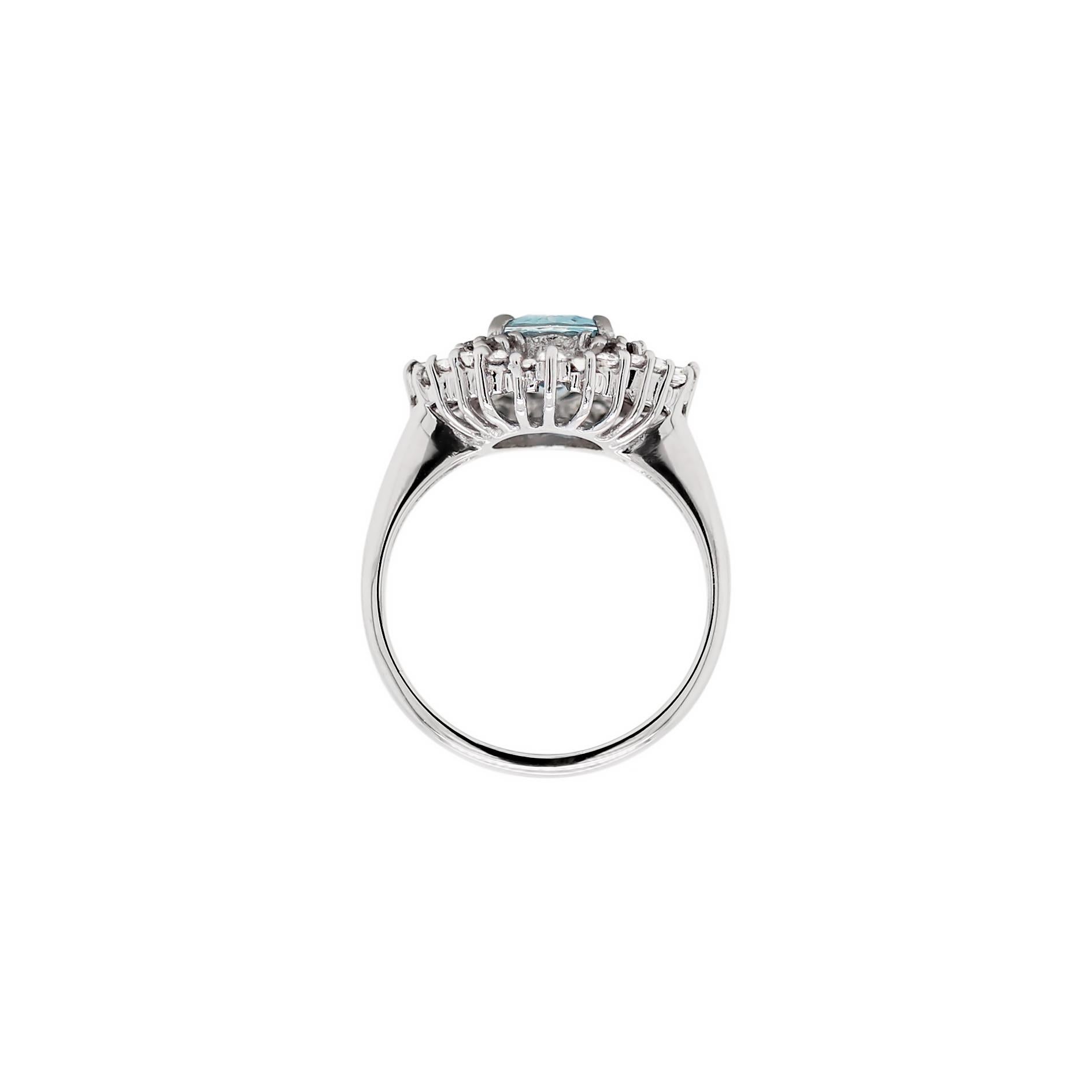 Anillo en racimo de aguamarina y diamantes de oro blanco de 18 quilates y 1,29 quilates en Nuevo estado para la venta en London, GB