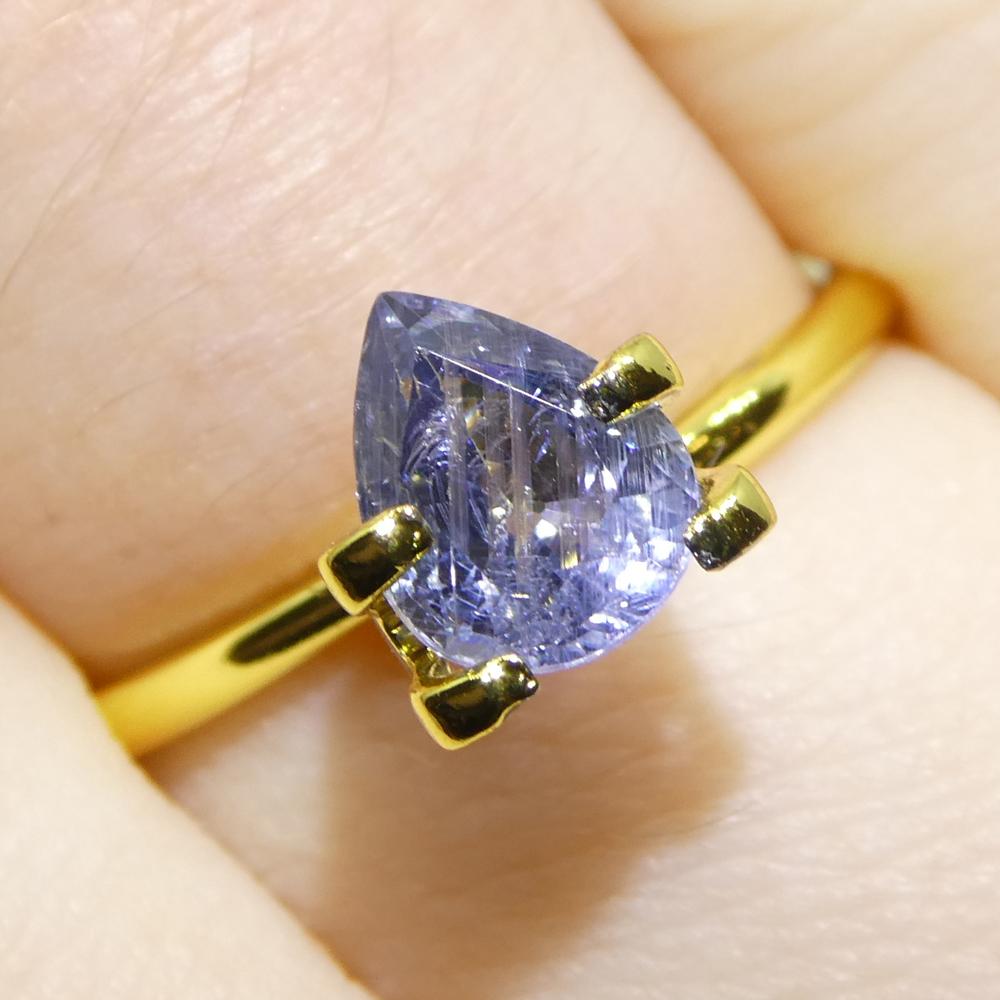Description :

Type de gemme : Saphir 
Nombre de pierres : 1
Poids : 1.29 cts
Dimensions : 7,32 x 5,74 x 3,98 mm
Forme : Poire
Style de coupe Couronne : Brilliante
Pavillon des styles de coupe : Coupe en escalier 
La transparence :