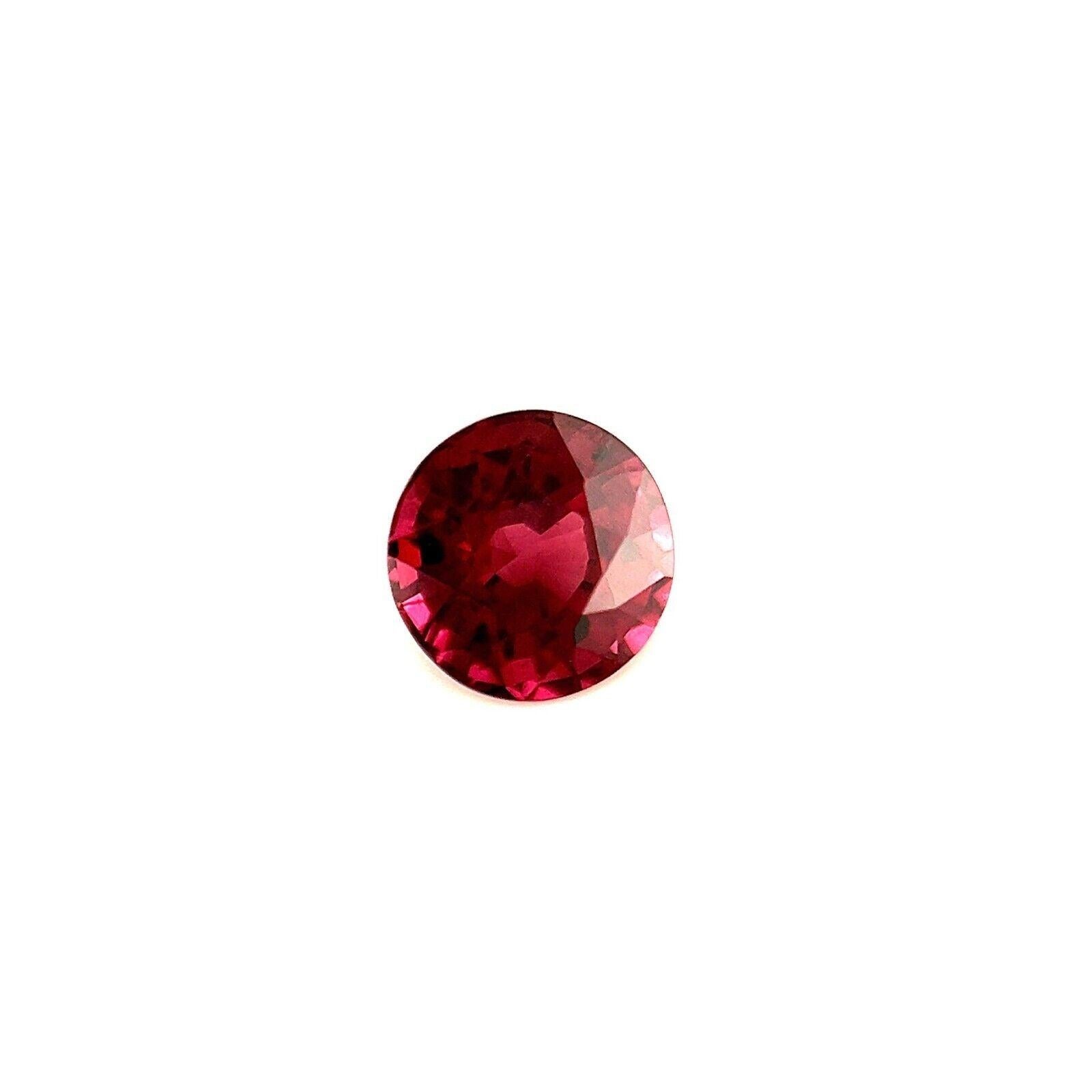 1,29ct Vivid Purple Pink Rhodolith Granat Rund Brillantschliff Edelstein 6mm

Natürlicher lebendiger rosa lila Rhodolith-Granat Edelstein.
1,29 Karat mit einer schönen lebendigen violett-rosa Farbe und sehr guter Reinheit, ein sehr sauberer