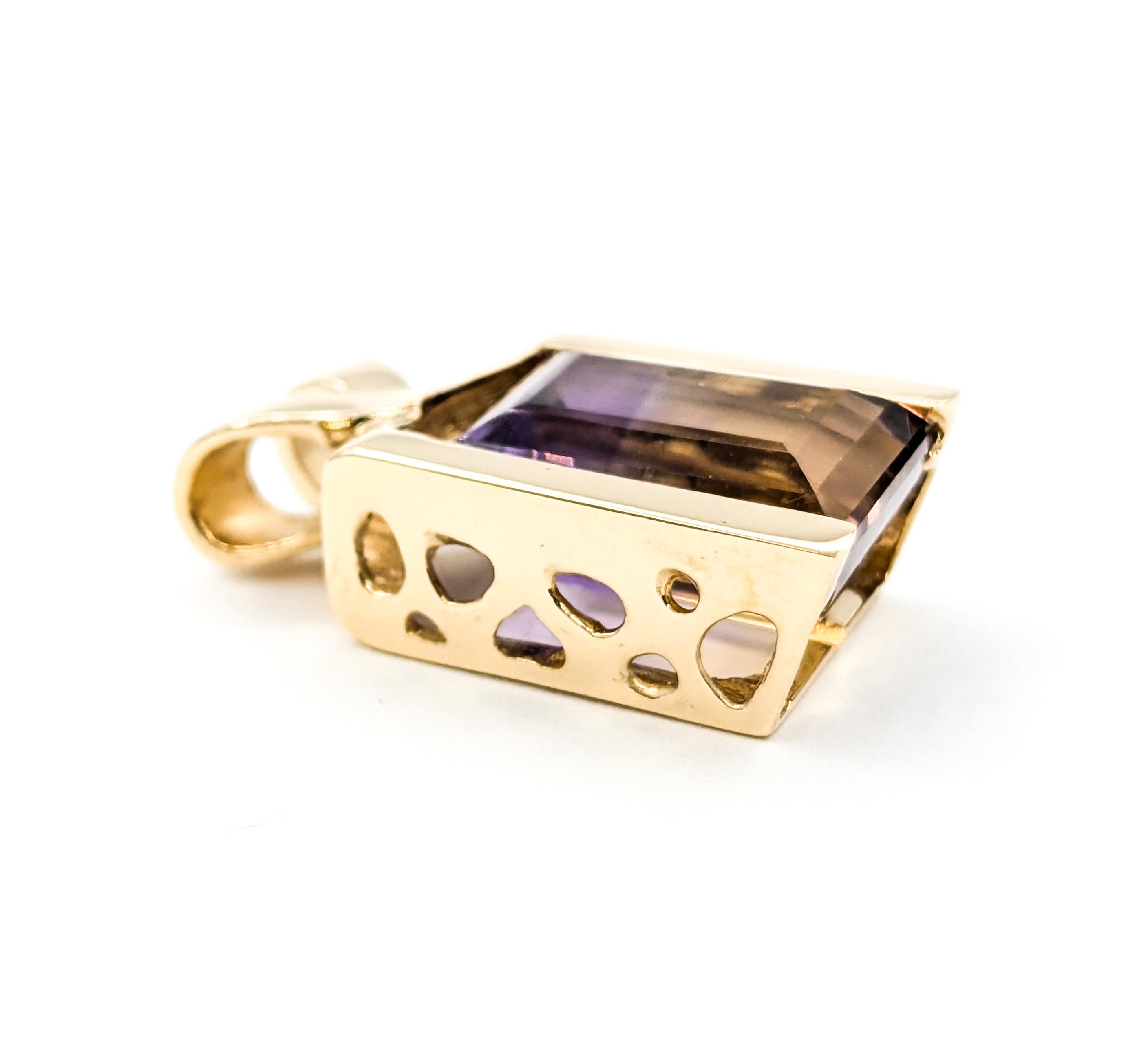 12 Karat Ametrin-Anhänger aus Gelbgold

Wir stellen Ihnen diesen wunderschönen Edelstein-Anhänger aus 14k Gelbgold vor. Der Anhänger ist mit einem atemberaubenden 12-karätigen Ametrin besetzt. Der Ametrin, der Geburtsstein für November, ist bekannt