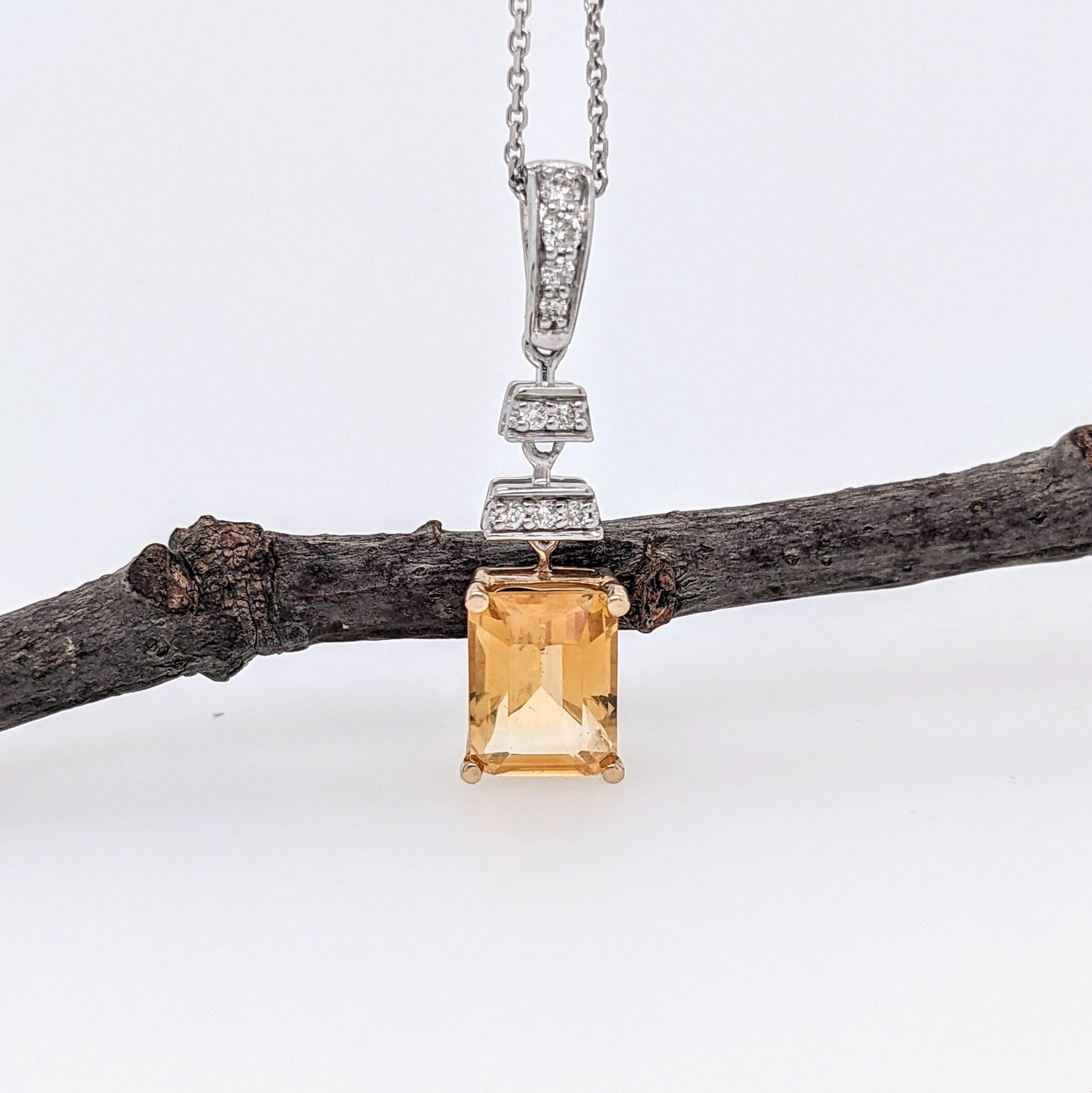 Ce magnifique pendentif est orné d'une citrine étincelante de 1,22 carat, taillée en émeraude, et de diamants naturels extraits de la terre et sertis dans de l'or massif 14k bicolore (or blanc + or jaune). Un modèle de pendentif parfait pour des