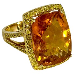 Taglio cuscino 12 carati  Citrino circondato da diamanti canari in oro giallo 18 carati