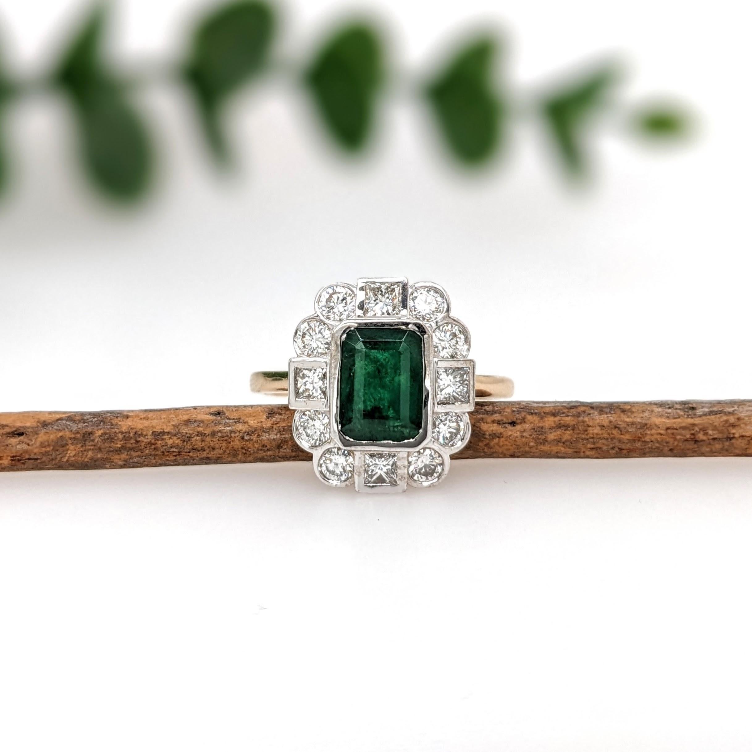 Cette magnifique bague est ornée d'une pierre précieuse Émeraude de 8x6 mm, taillée en émeraude, entourée d'un halo de diamants naturels extraits de la terre, le tout en or jaune et blanc 14k. Cette bague en émeraude est un très beau cadeau de mai