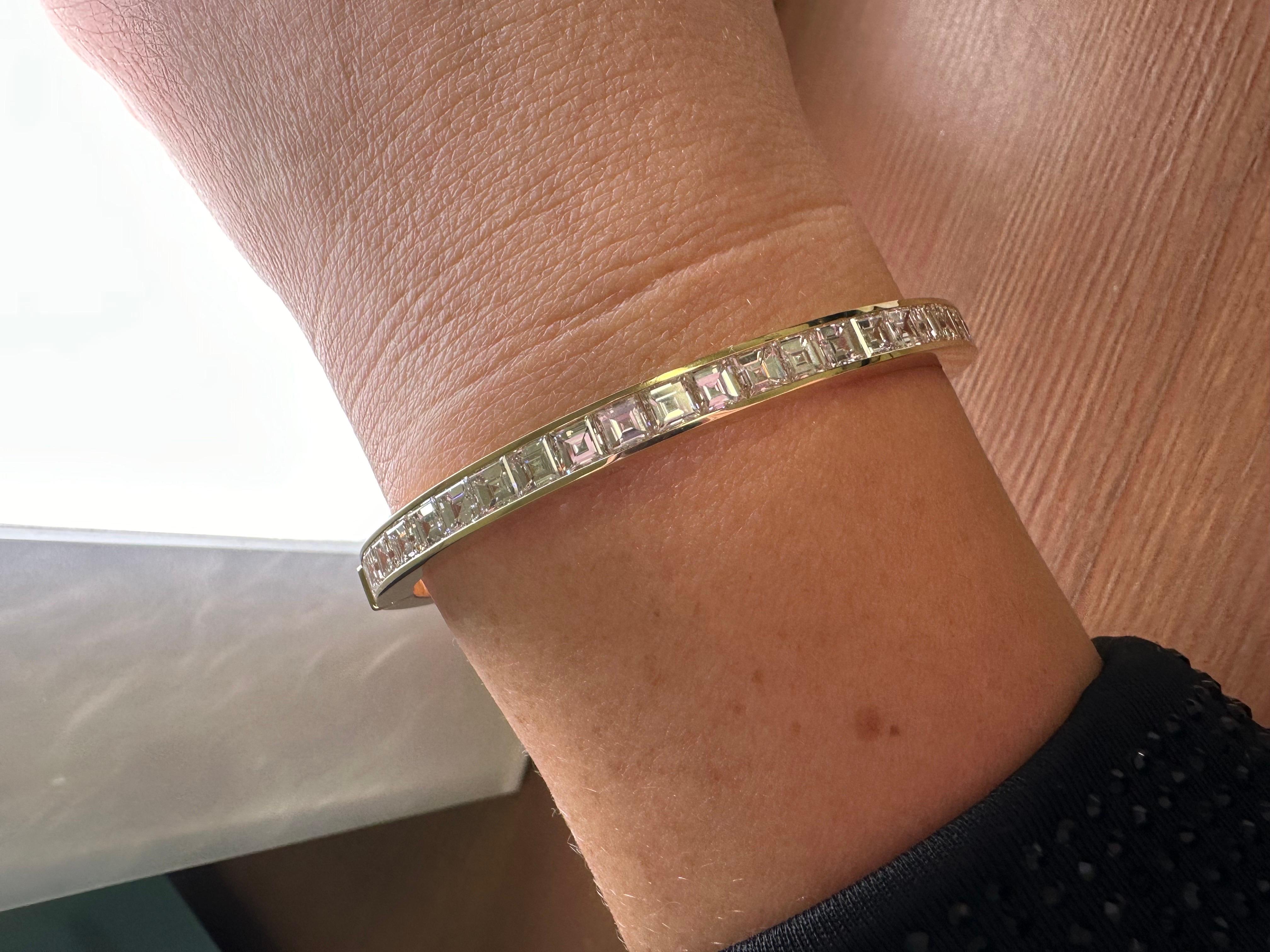 12ct Luxury bangle bracelet 18KT gold In New Condition For Sale In Boca Raton, FL