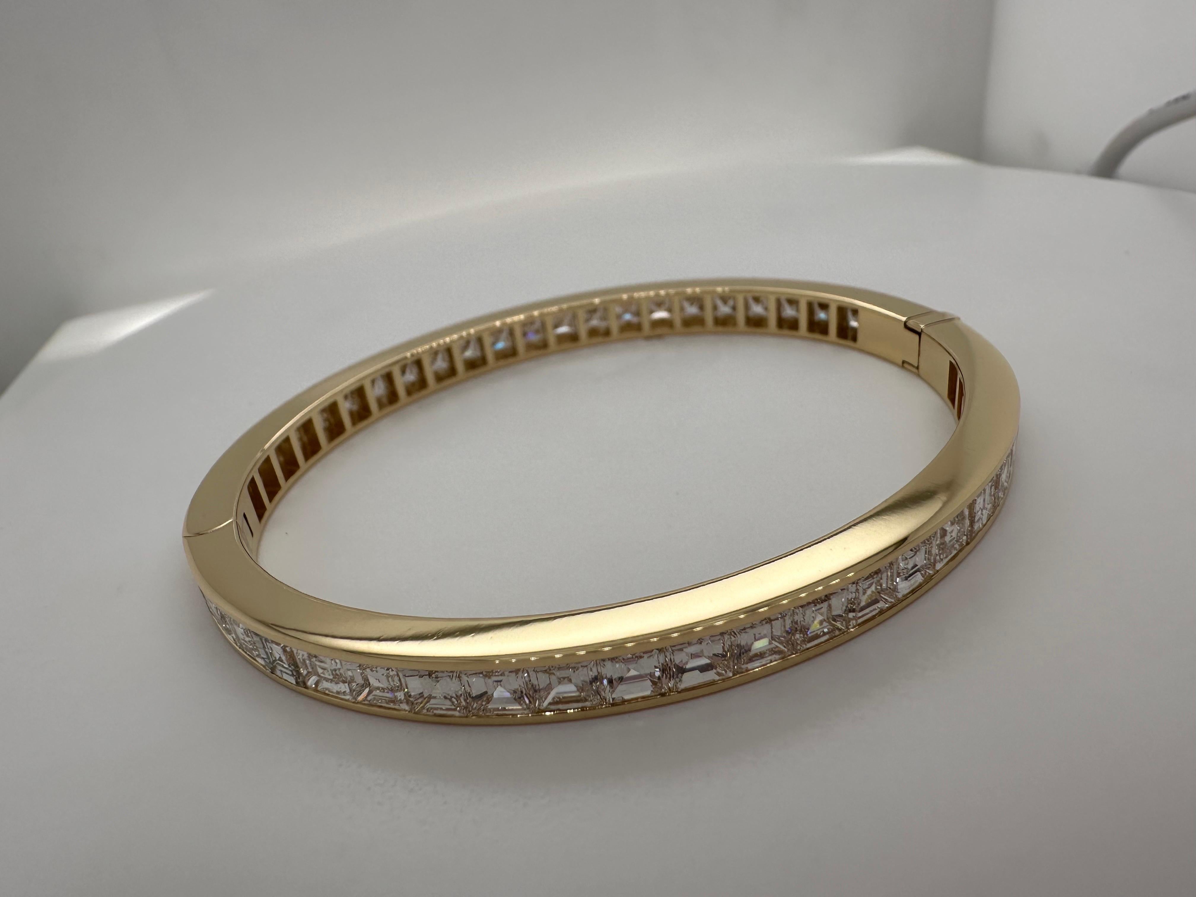 12ct Luxury bangle bracelet 18KT gold For Sale 1