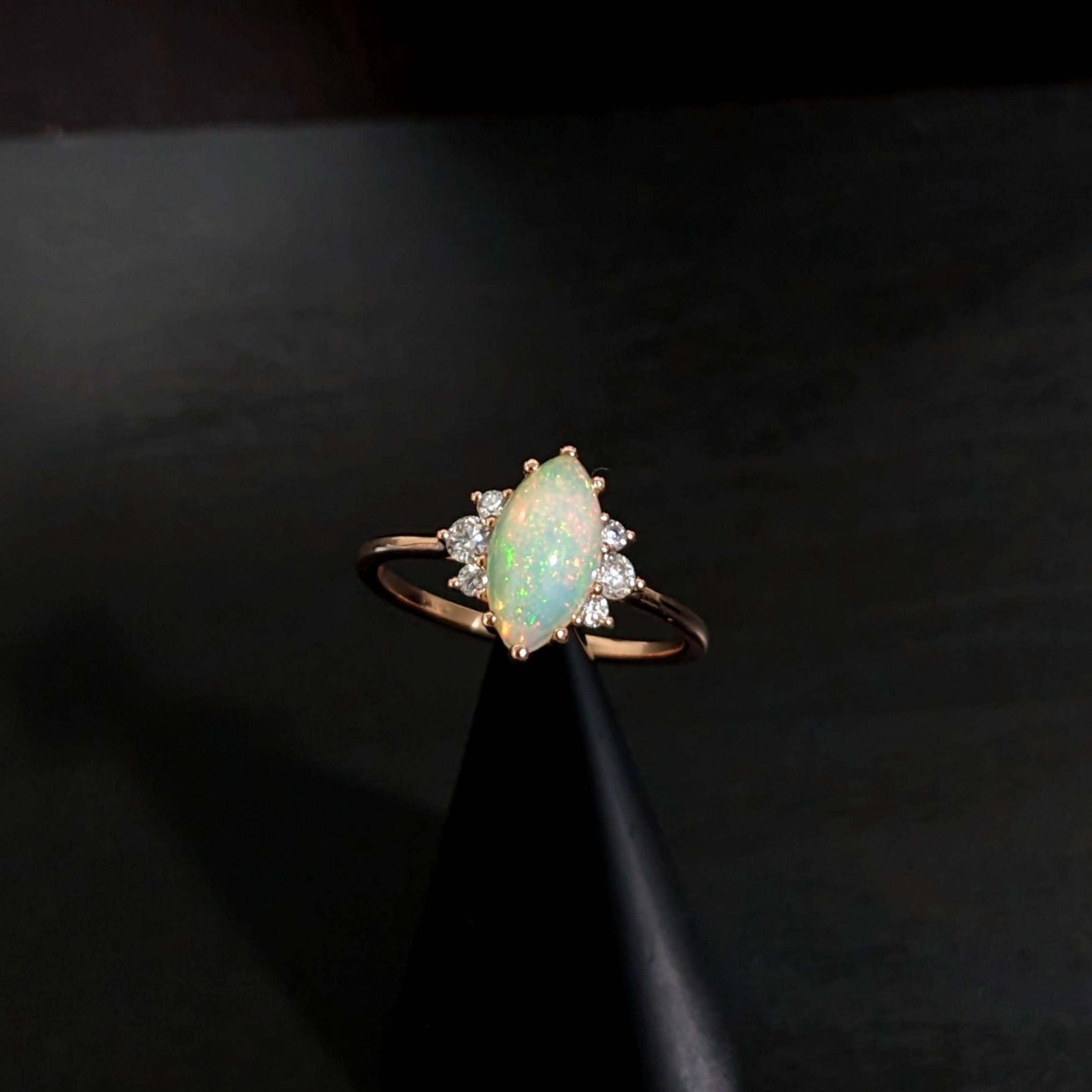 Dieser reizende Opal hat alle Farben des Regenbogens und ist mit natürlichen, in der Erde abgebauten Diamanten verziert. Dieser ovale Ring ist perfekt für die moderne Braut oder den besonderen Menschen in Ihrem Leben! Dieser Opalring ist auch ein