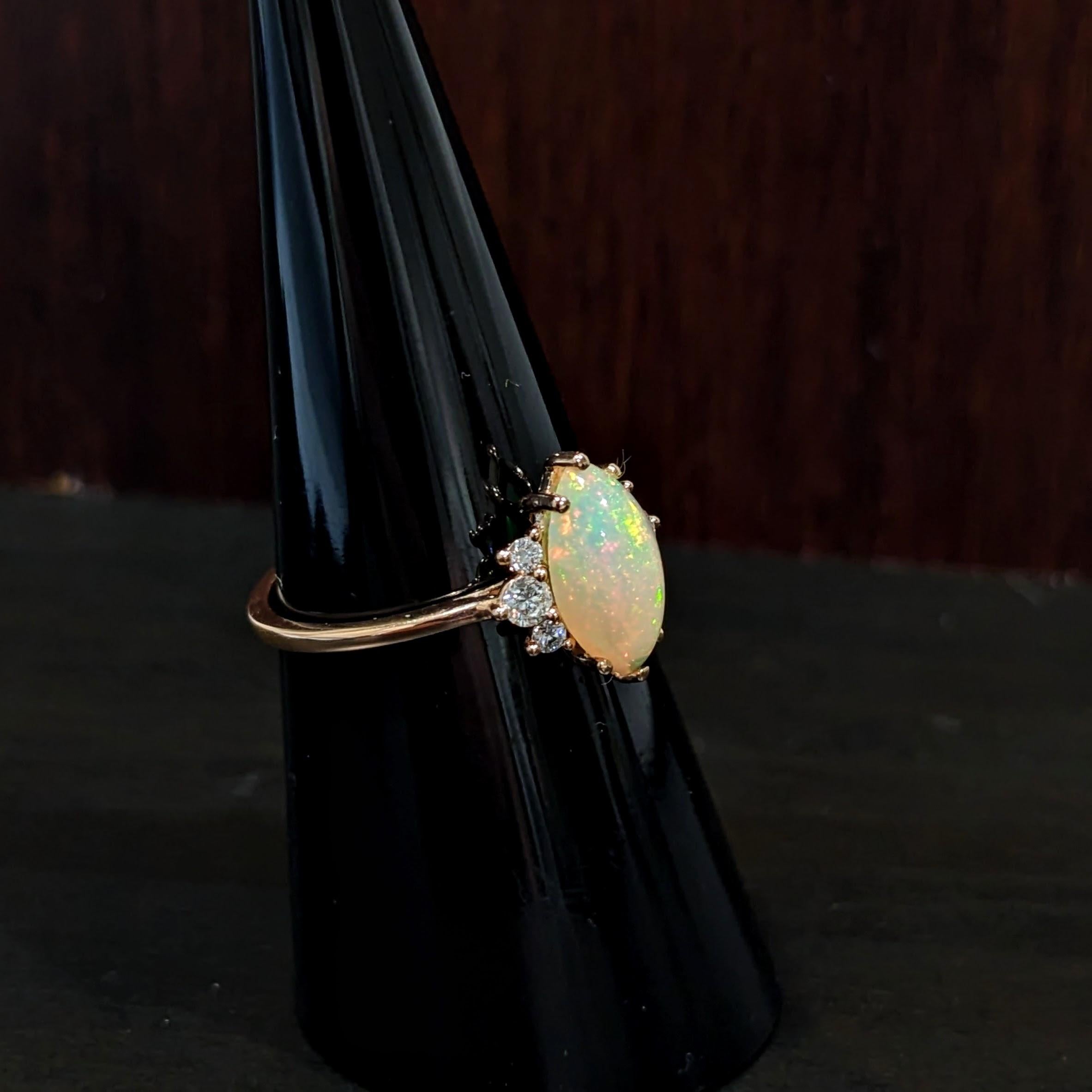 1.2 Karat Opal Ring mit natürlichen Diamant-Akzenten aus massivem 14k Gelbgold Oval 10x5 mm (Ovalschliff) im Angebot