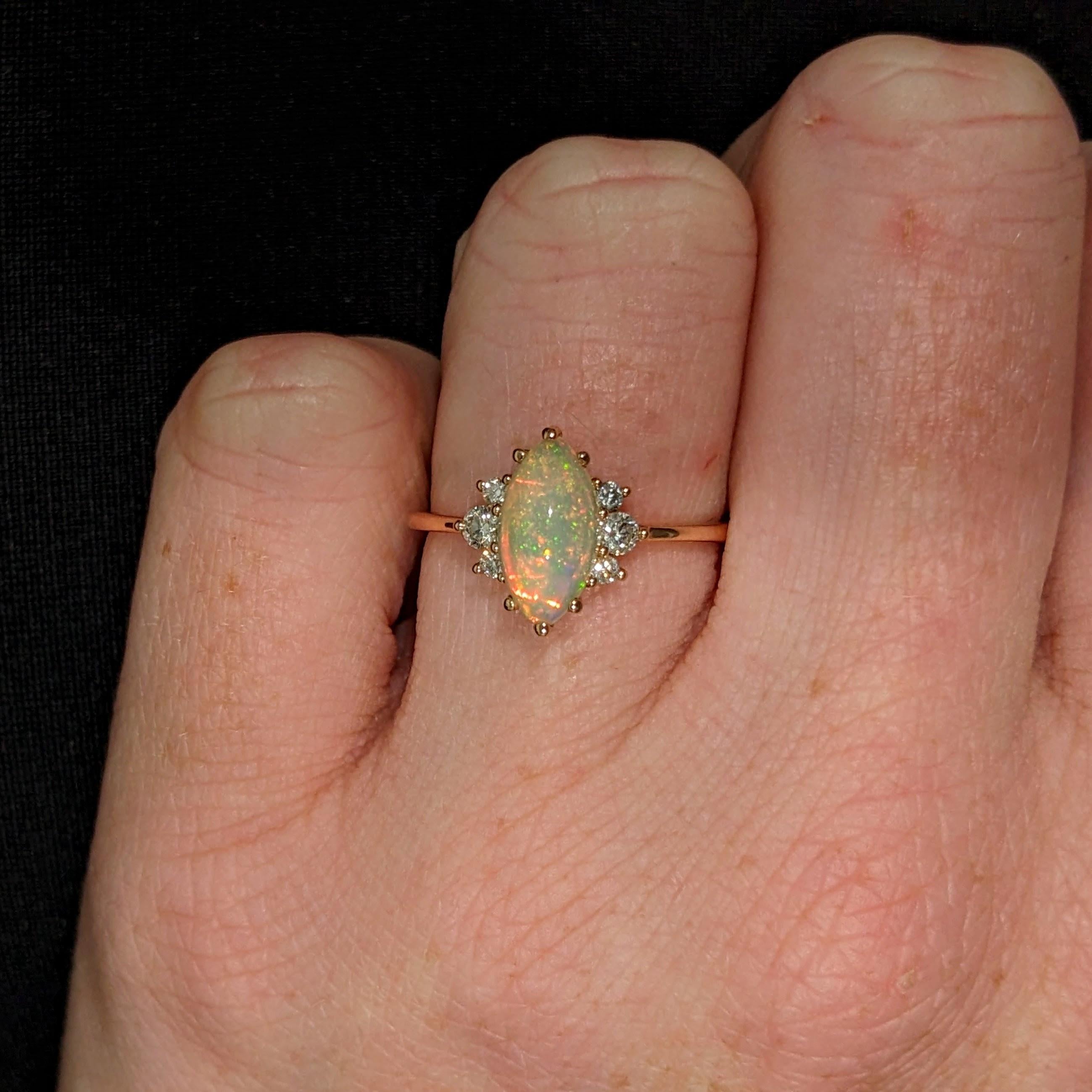 1.2 Karat Opal Ring mit natürlichen Diamant-Akzenten aus massivem 14k Gelbgold Oval 10x5 mm im Angebot 2