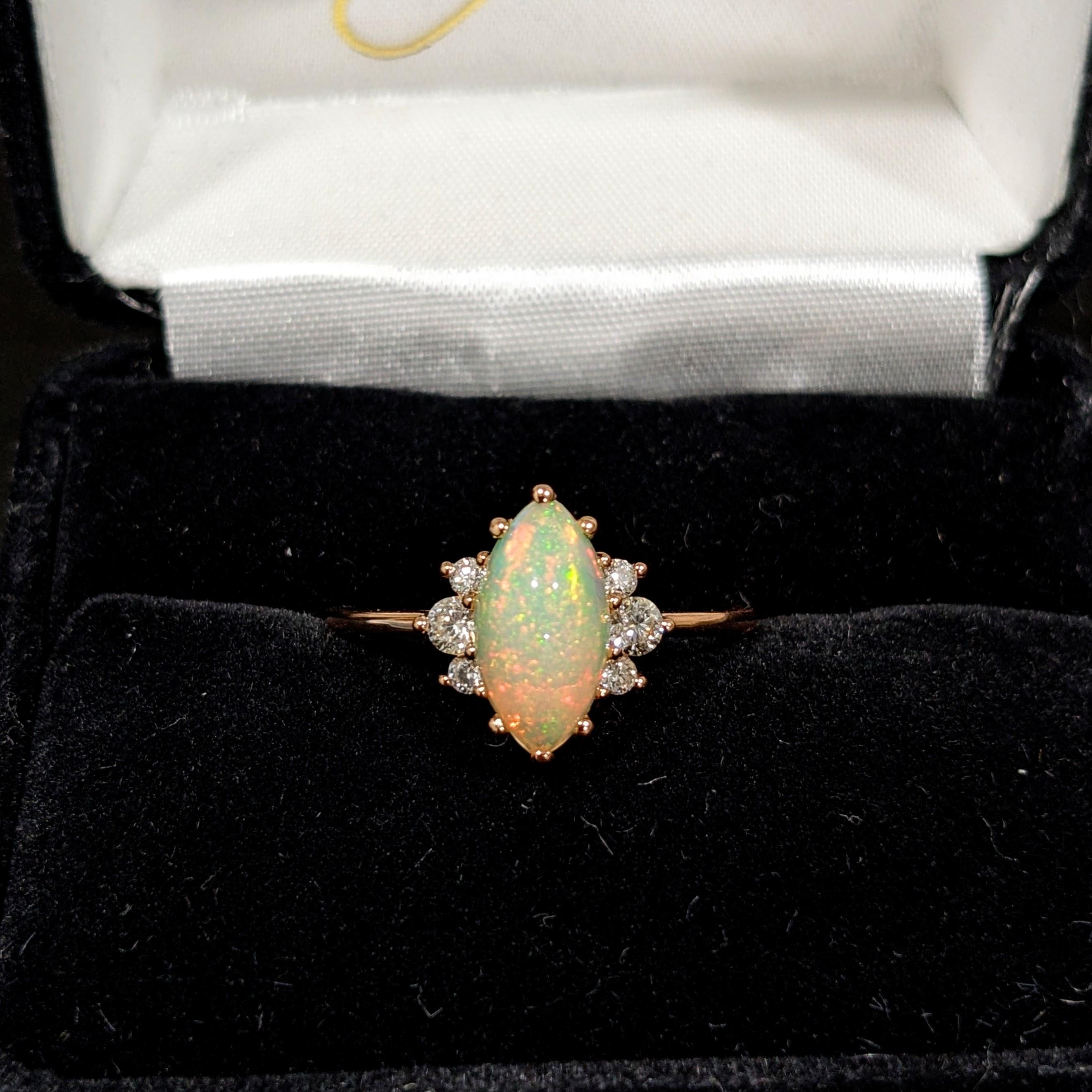 1.2 Karat Opal Ring mit natürlichen Diamant-Akzenten aus massivem 14k Gelbgold Oval 10x5 mm im Angebot 3