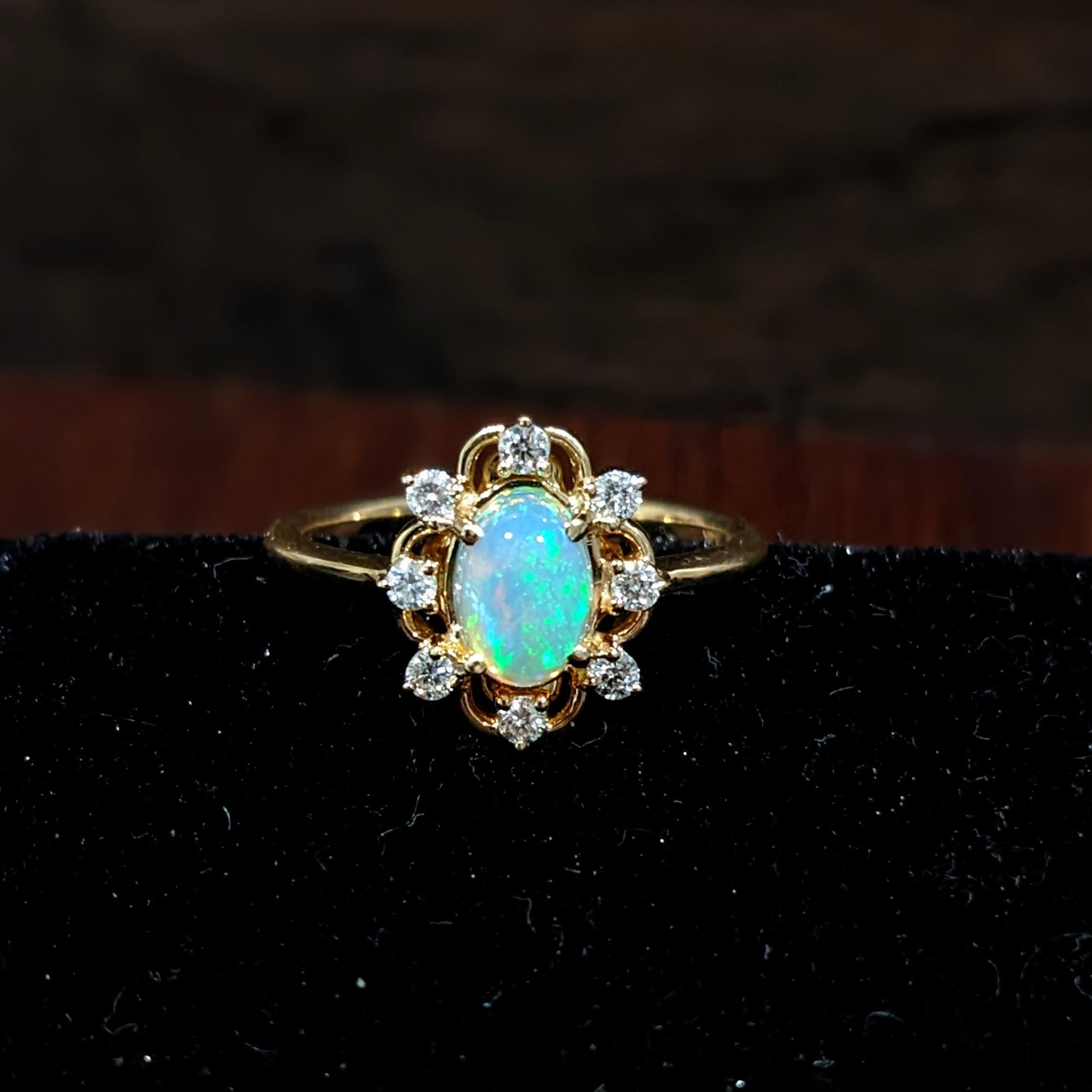 Cette belle opale présente toutes les couleurs de l'arc-en-ciel et est rehaussée de diamants naturels extraits de la terre. Cette bague ovale est parfaite pour la mariée moderne ou la personne qui vous est chère ! Cette bague en opale constitue
