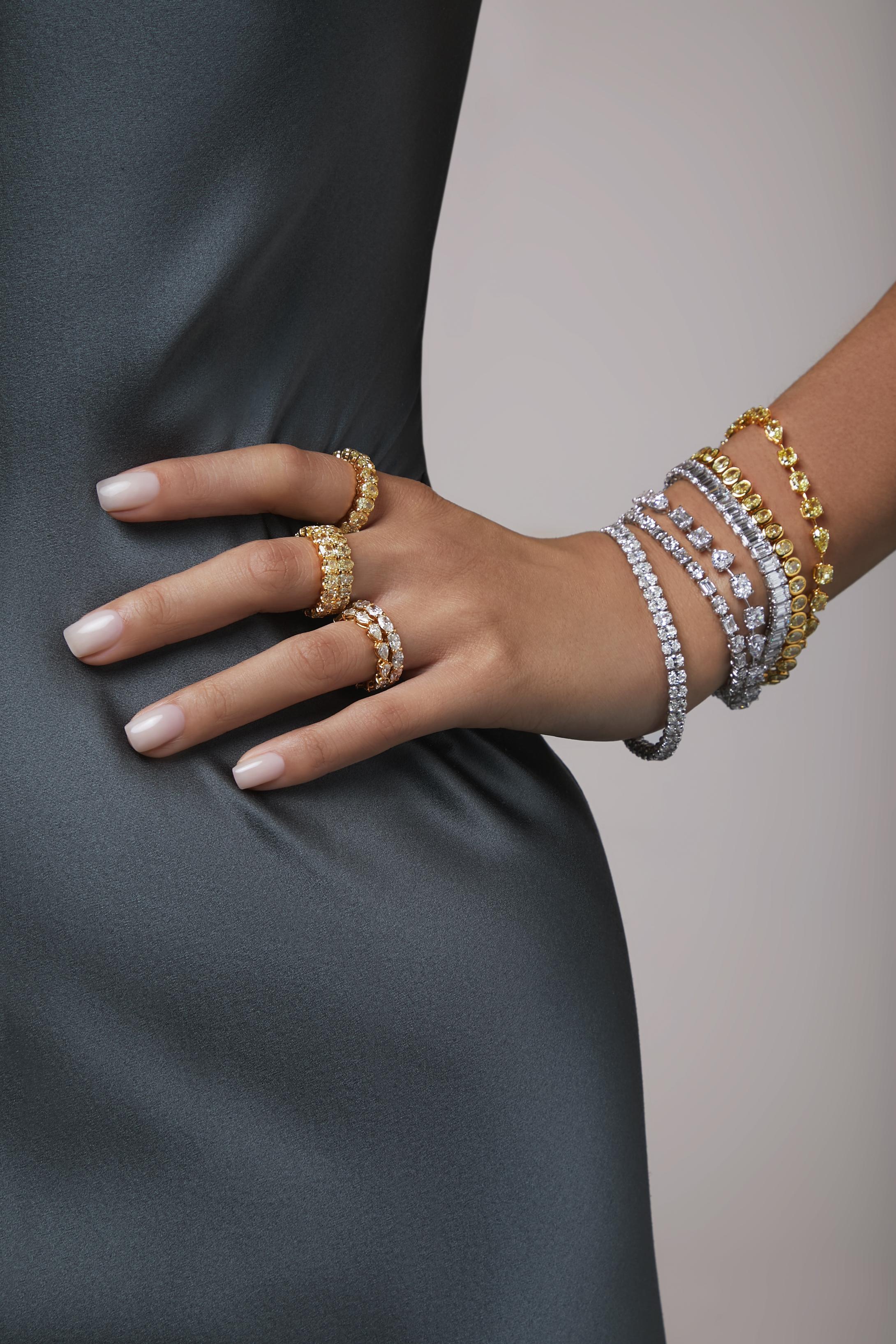 Découvrez l'élégance de la fluidité avec le bracelet tennis à diamants ovales Eleg, un chef-d'œuvre à couper le souffle conçu pour embrasser gracieusement le poignet avec une brillance inégalée. Fabriqué à la main en or blanc 18 carats, ce bracelet