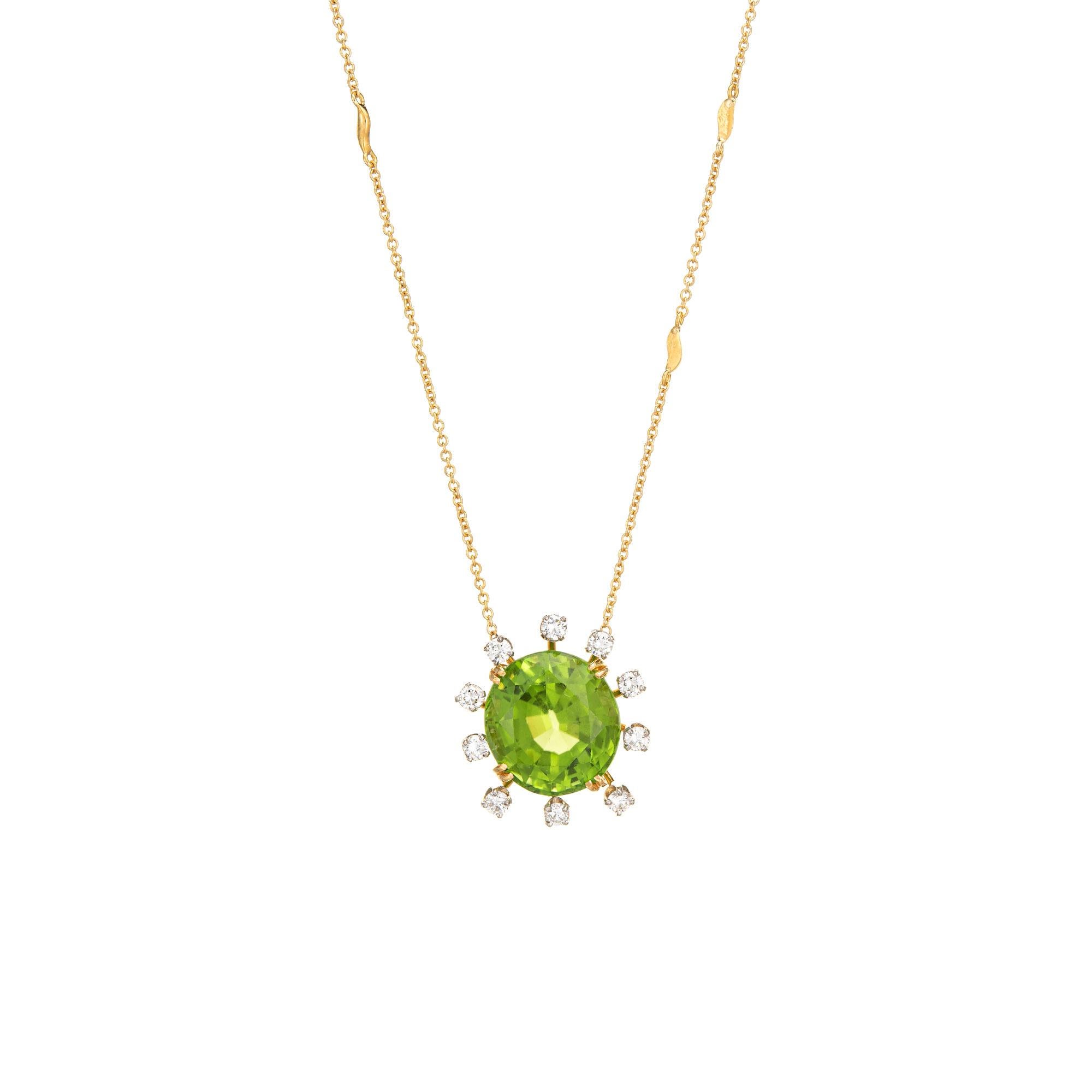 Fein detaillierte Vintage-Halskette mit Peridot und Diamanten aus 18 Karat Gelbgold (ca. 1980er bis 1990er Jahre).

Der ovale, facettierte Peridot misst 15 mm x 13,5 mm (geschätzte 12 Karat) und ist mit zehn runden Diamanten von geschätzten 0,10