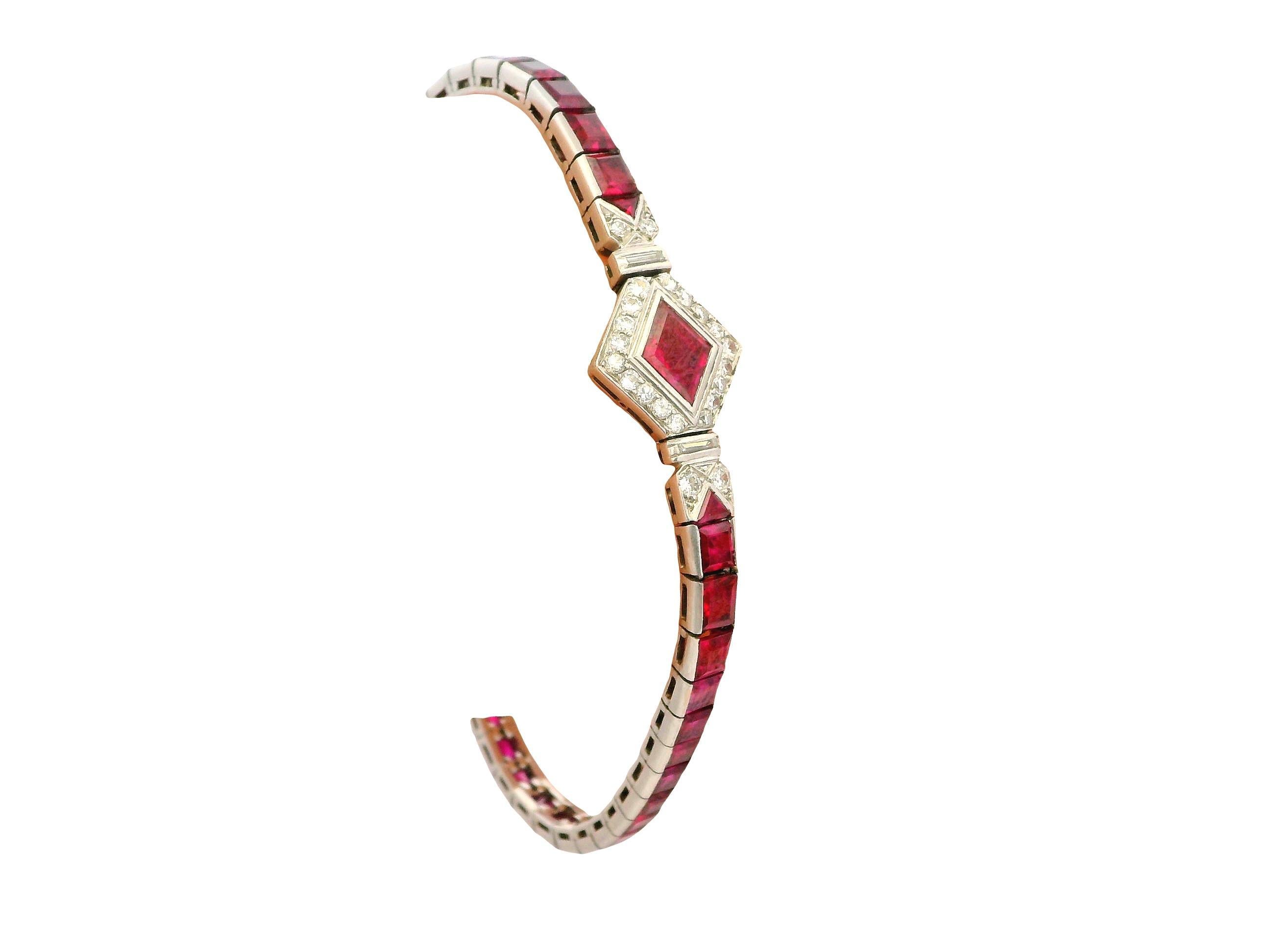 Esta exquisita pulsera es una cautivadora mezcla de lujo y artesanía. Fabricado en platino de alta calidad, irradia elegancia y sofisticación. La pieza central de la pulsera presenta un impresionante rubí en forma de cometa de 1 quilate, que llama