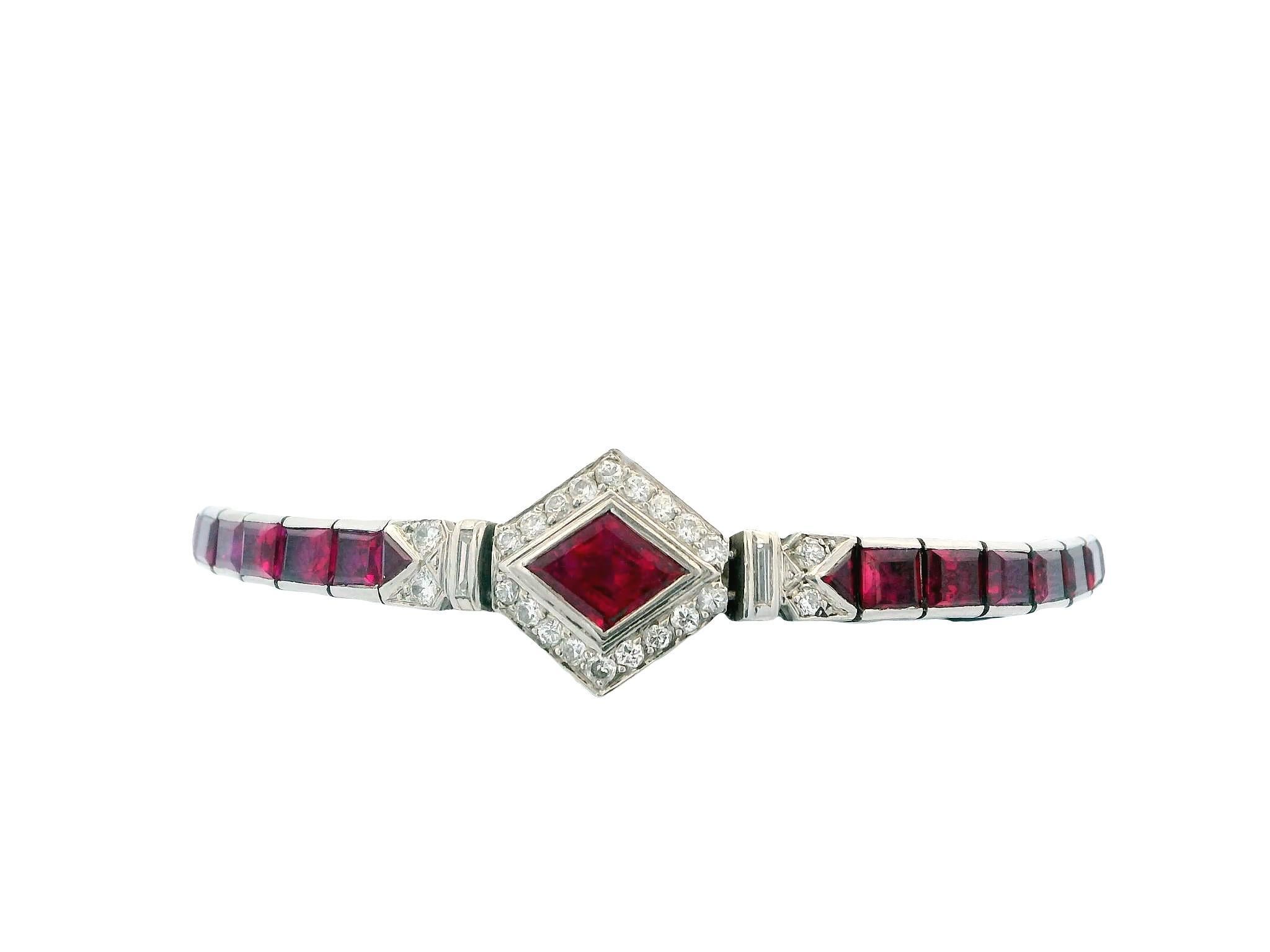 Rubíes de 12 ct y diamantes de 0,70 ct en engaste de platino, ligera pulsera cónica Art Decó en venta
