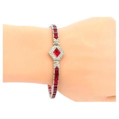 Rubíes de 12 ct y diamantes de 0,70 ct en engaste de platino, ligera pulsera cónica
