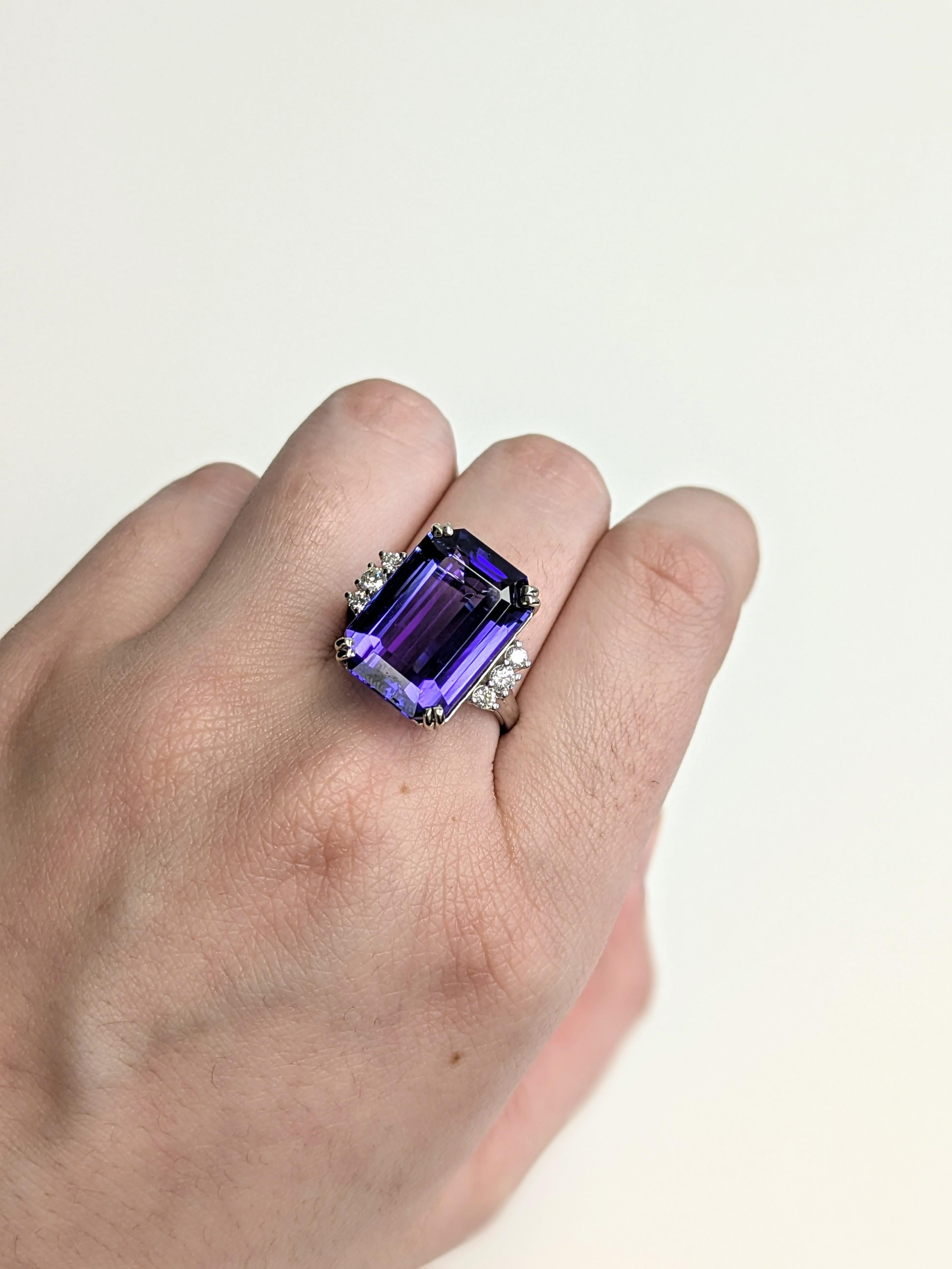 Ziehen Sie die Blicke auf sich mit einem 11,96-karätigen Tansanitring aus massivem 14-karätigem Gold, der mit echten Diamanten und einem anmutigen geteilten Schaft verziert ist. Ein luxuriöser Statement-Ring. Dieser Tansanit-Ring ist ein schönes
