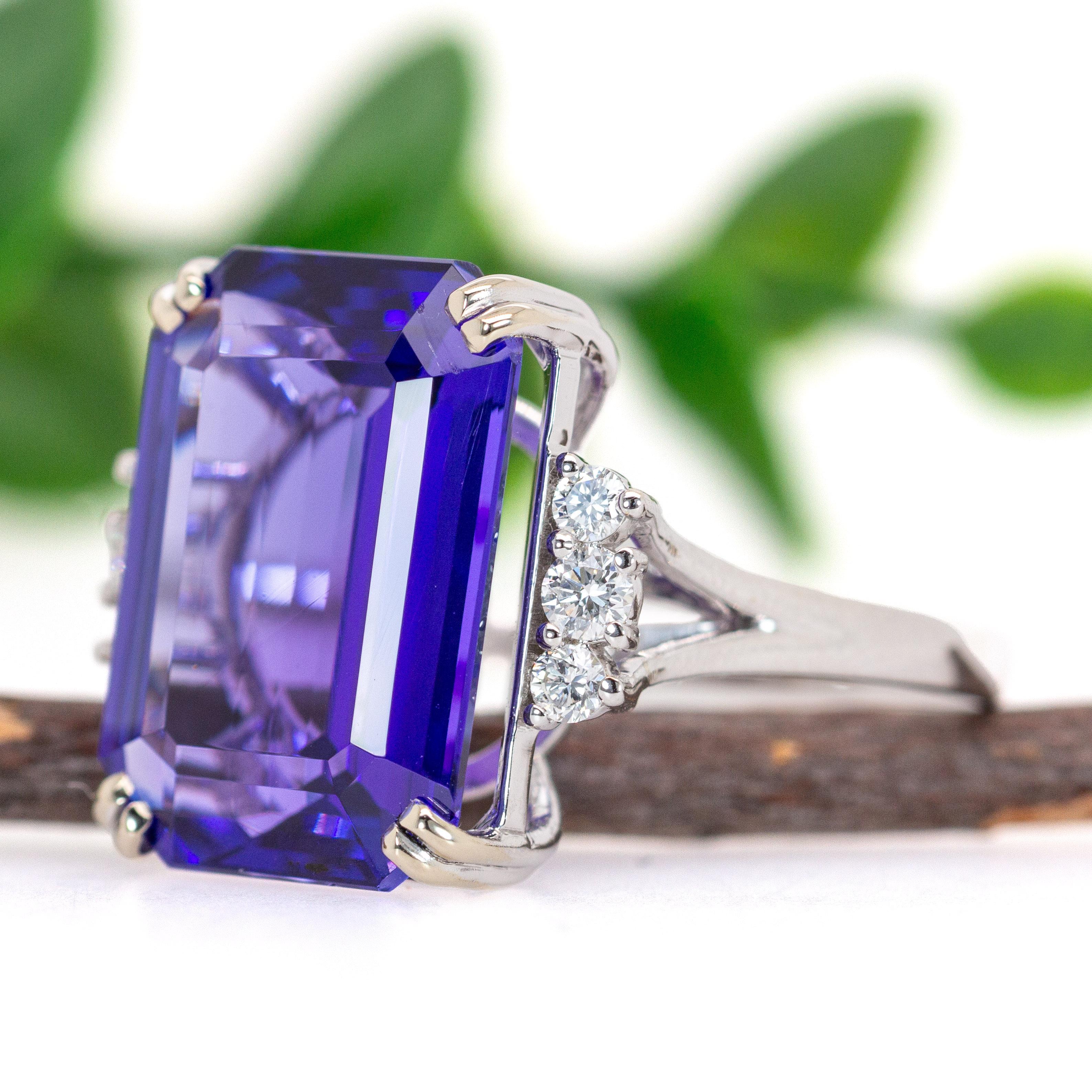 12 Karat Statement Tansanit Ring mit natürlichen Diamant-Akzenten aus 14K Gold EM 16x12mm (Smaragdschliff) im Angebot