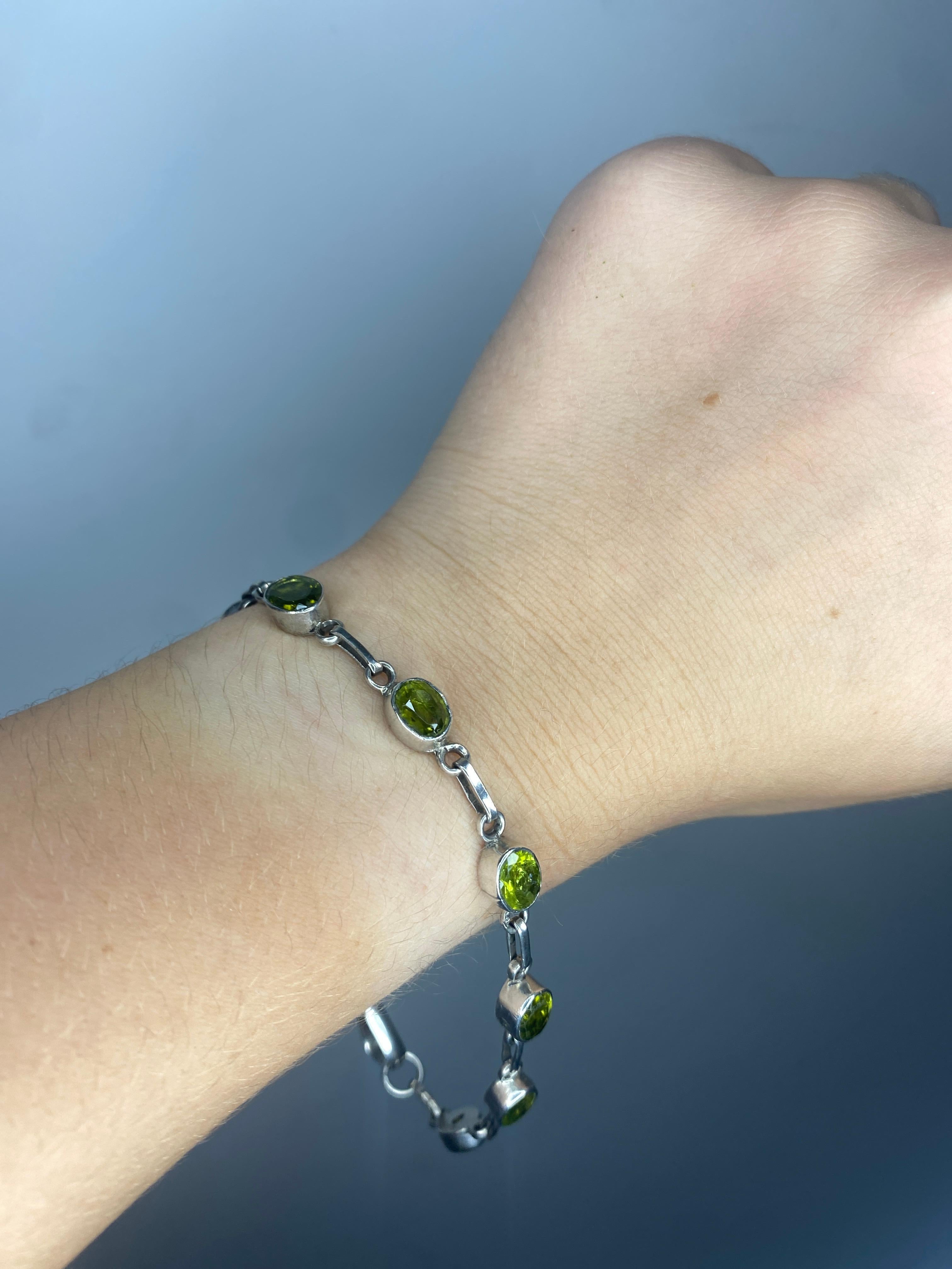 12ctw Bezel Set Link Peridot Bracelet, Sterling Silver In Good Condition For Sale In McLeansville, NC