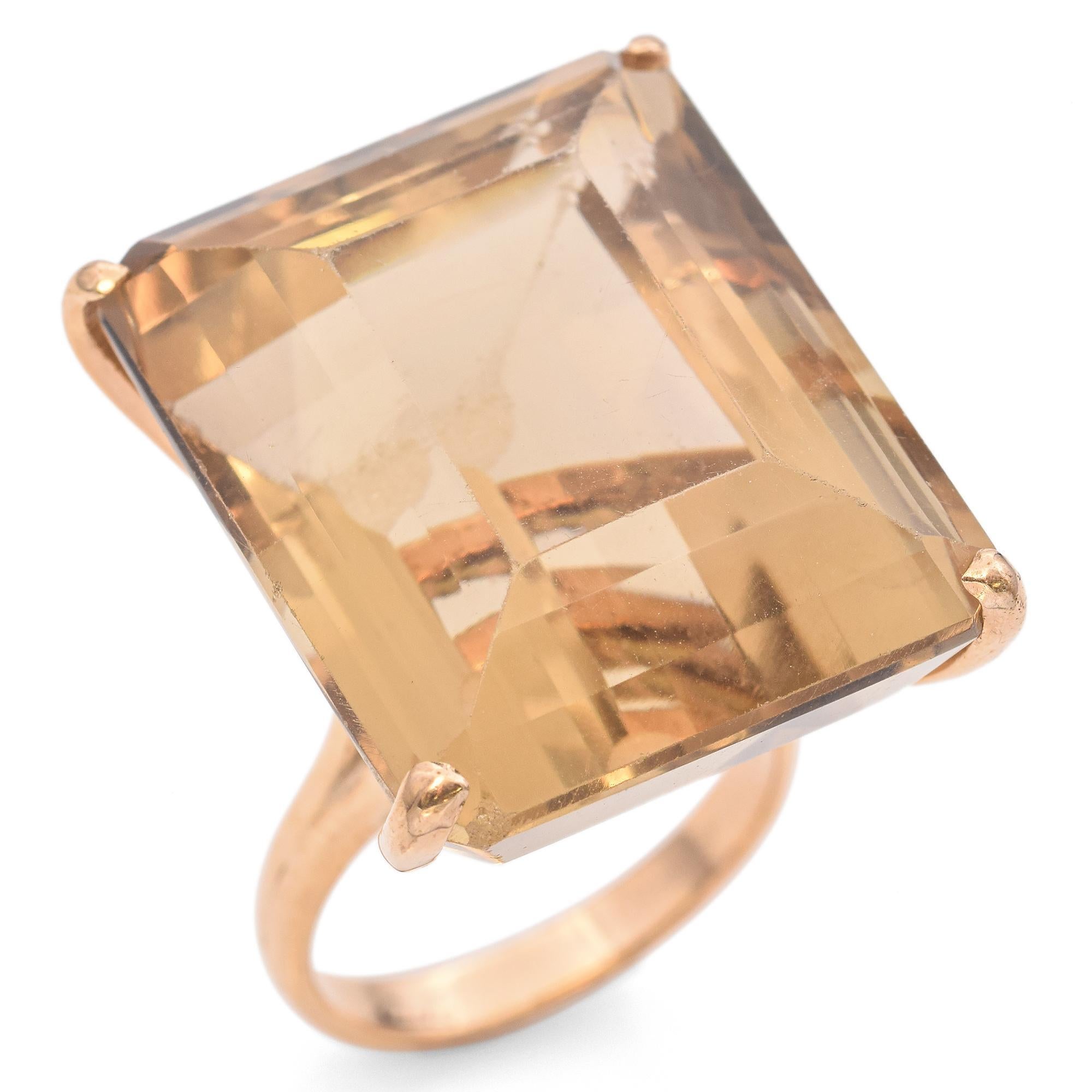 Dieses bezaubernde Stück enthält einen atemberaubenden Rauchquarz im Smaragdschliff von 57,35 Karat, der einen warmen Champagnerton ausstrahlt. Der aus 12-karätigem Gold gefertigte Ring zeichnet sich durch klare Linien und eine kühne Präsenz aus.