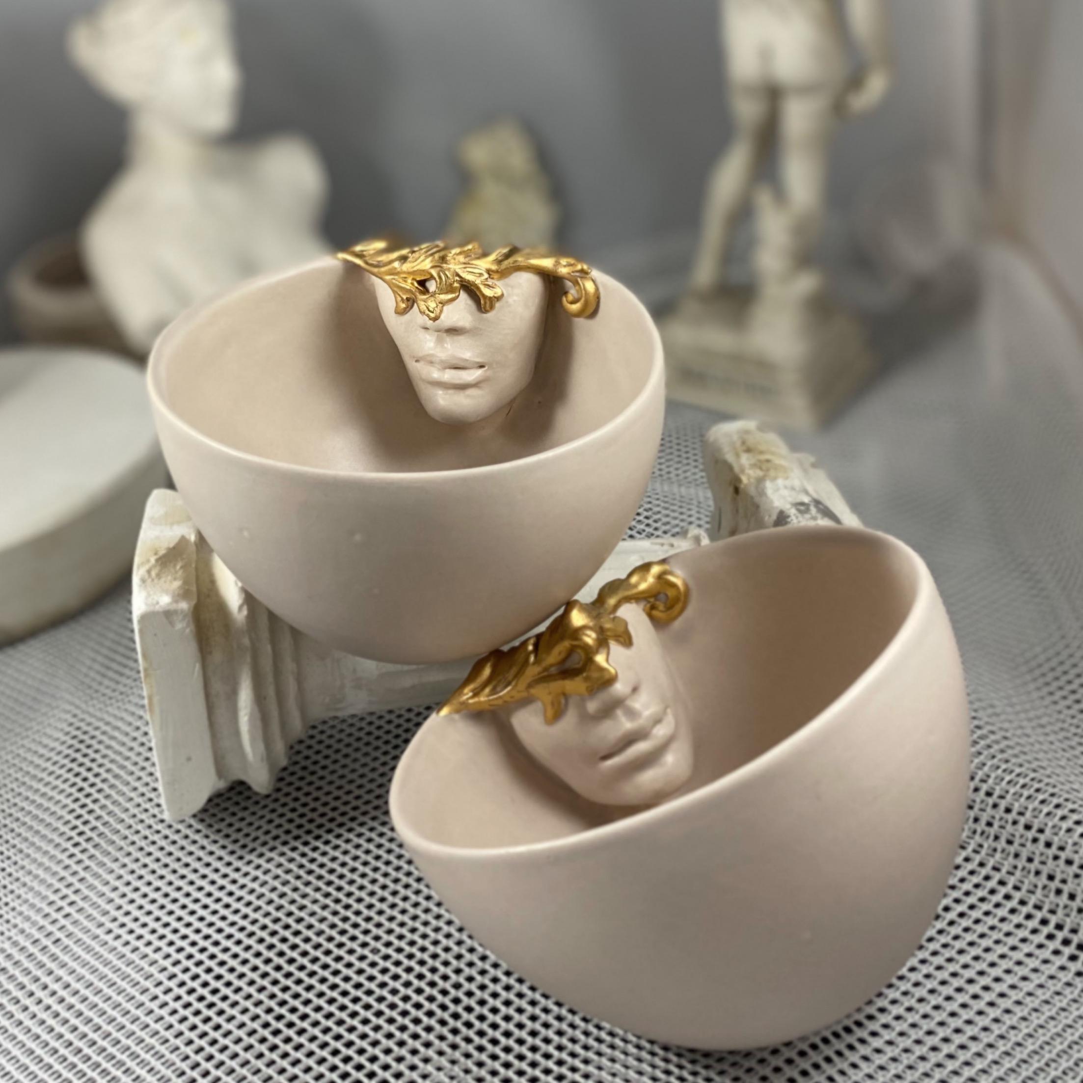 Un ensemble de 2 tasses en céramique fabriquées à la main par l'artiste céramiste Hulya Sozer. 
Or 12k lustré. Glaçage alimentaire. Matériaux non toxiques et sans plomb. 
Il peut être lavé au lave-vaisselle, mais il est recommandé de le laver à la