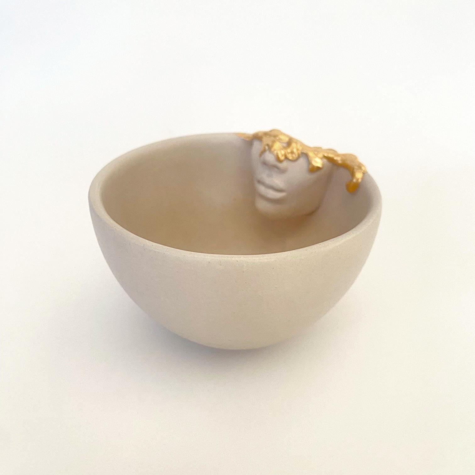 Moderne Lot de 2 tasses en céramique lustrée or 12 carats de Hulya Sozer, Face Inside Serie, beige en vente