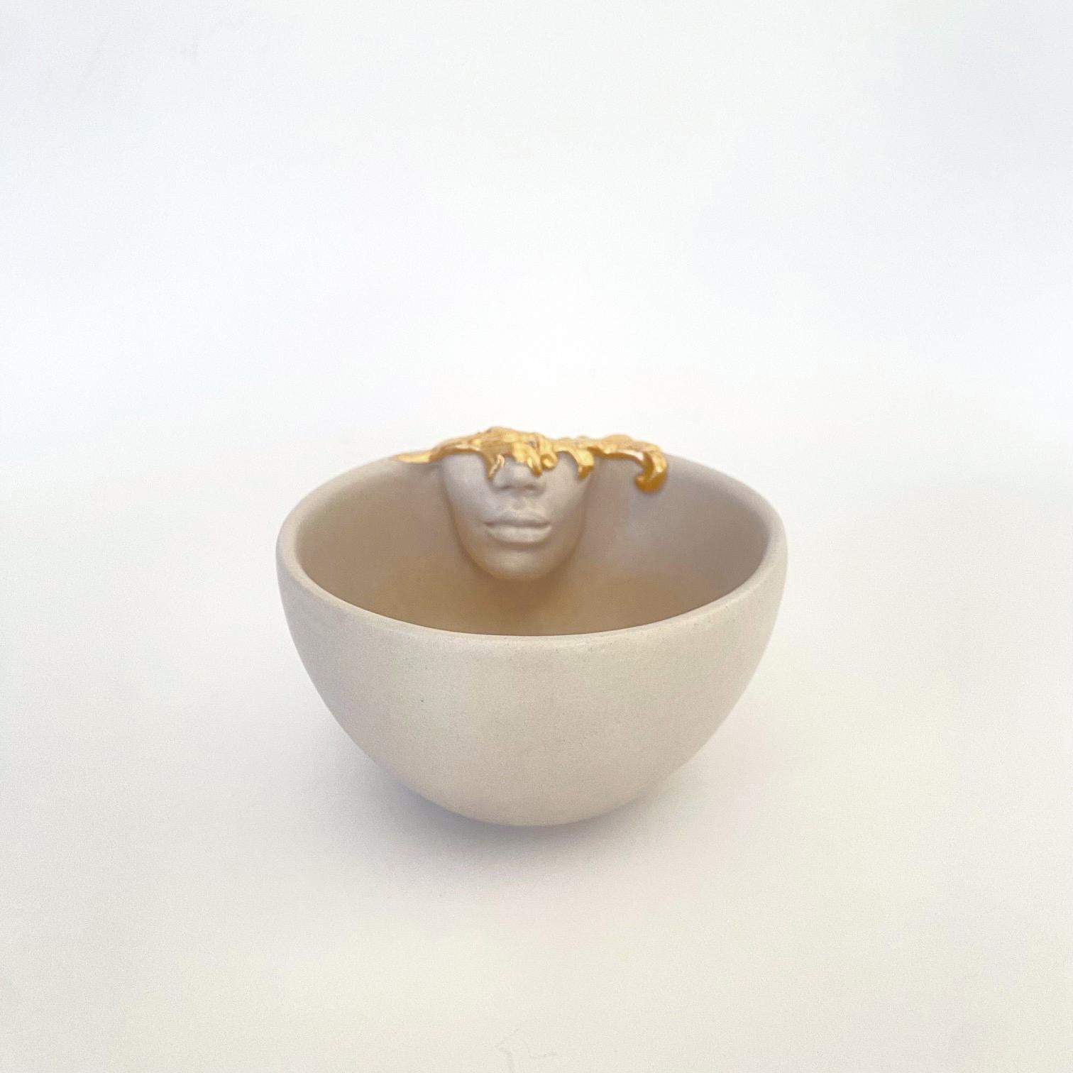 Vernissé Lot de 2 tasses en céramique lustrée or 12 carats de Hulya Sozer, Face Inside Serie, beige en vente