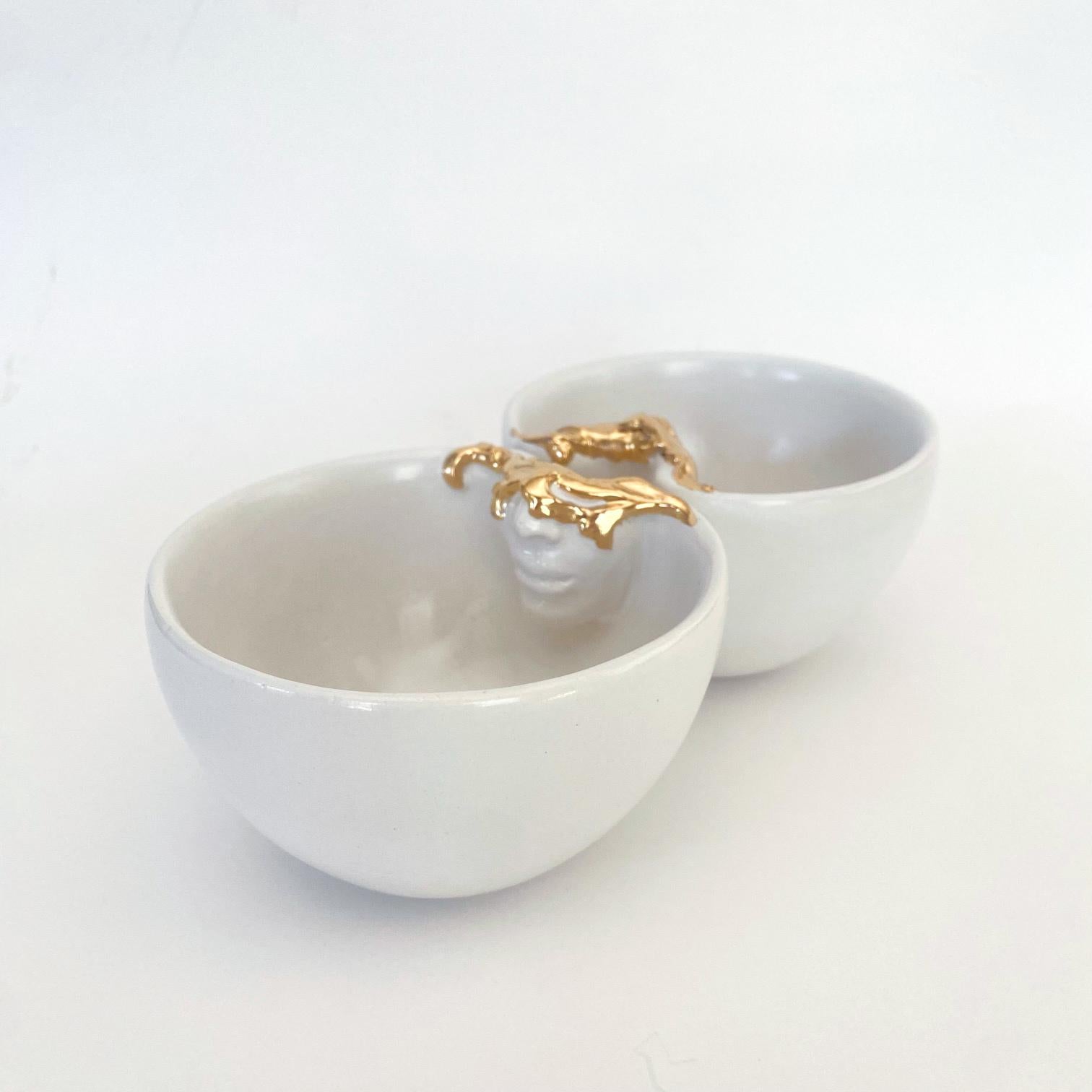 Un ensemble de 2 tasses en céramique fabriquées à la main par l'artiste céramiste Hulya Sozer. 
Or 12k lustré. Glaçage alimentaire. Matériaux non toxiques et sans plomb. 
Il peut être lavé au lave-vaisselle, mais il est recommandé de le laver à la