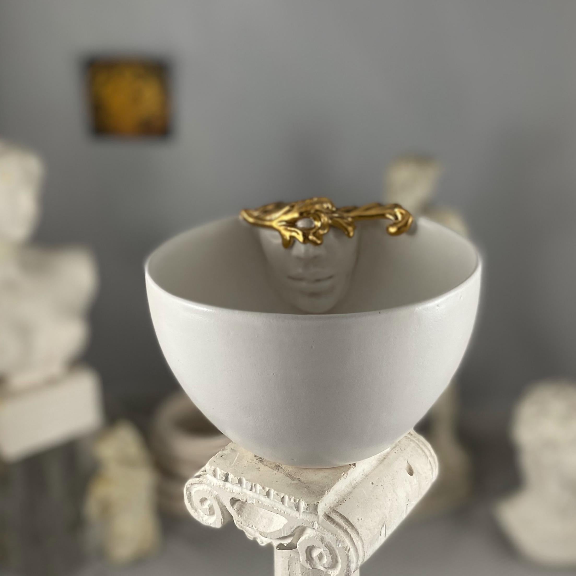 XXIe siècle et contemporain Lot de 2 tasses en céramique lustrée or 12 carats de Hulya Sozer, Face Inside Serie, blanche en vente