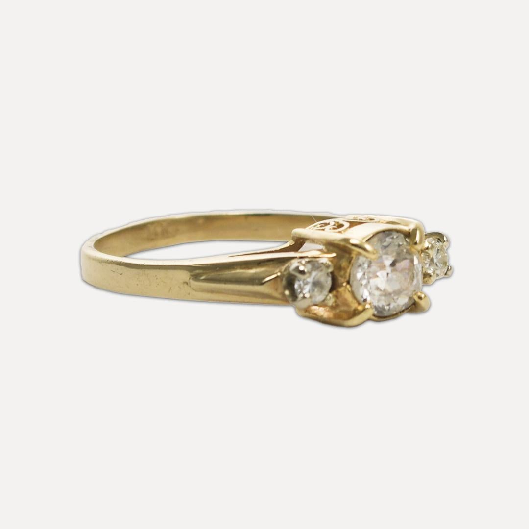 Bague à trois diamants en or jaune 12K VIntage.
Bague vintage pour femme en or jaune 12k et diamants.
L'or est testé à 51% avec un analyseur de métaux XRF.
La bague pèse 2,3 grammes en poids brut.
Le diamant central est de taille ancienne, 0,50