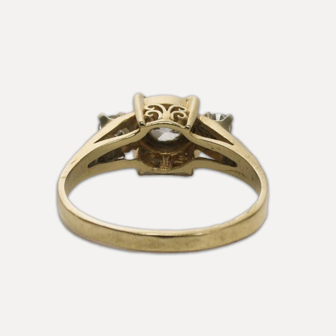 Bague vintage à trois diamants en or jaune 12 carats 0,60 carat Excellent état - En vente à Laguna Beach, CA