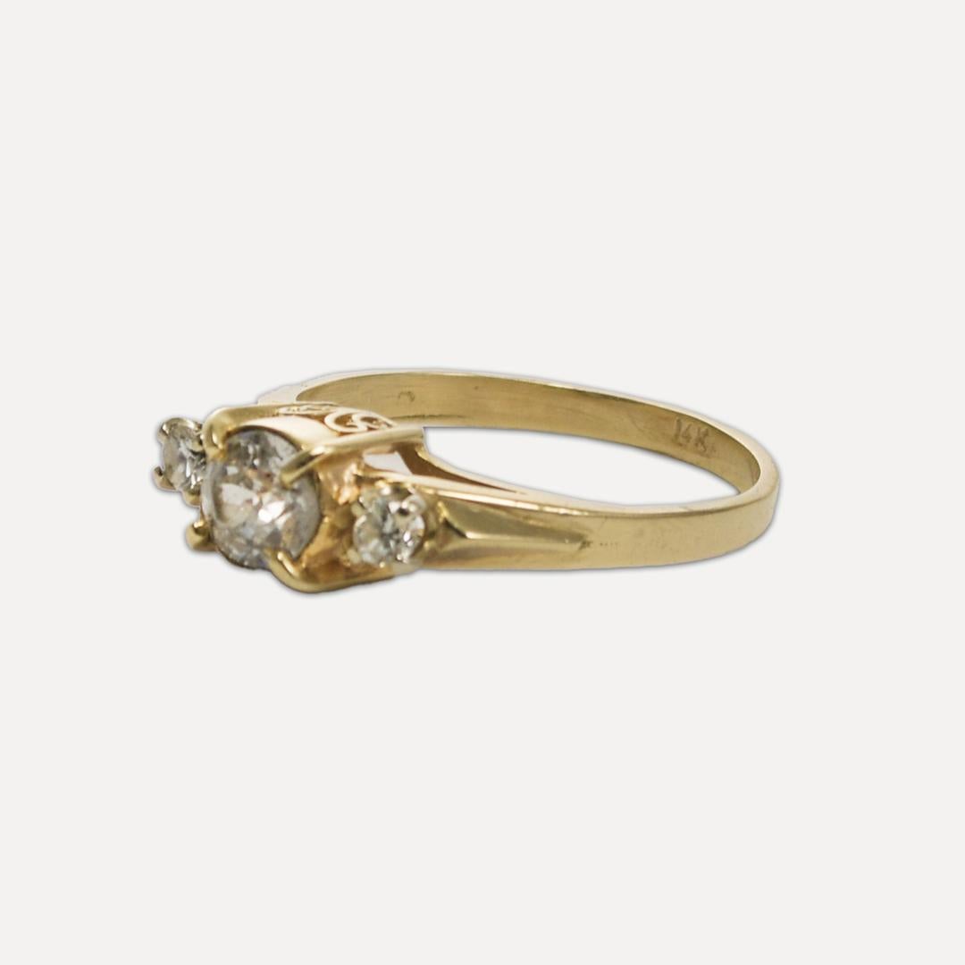 Bague vintage à trois diamants en or jaune 12 carats 0,60 carat en vente 1