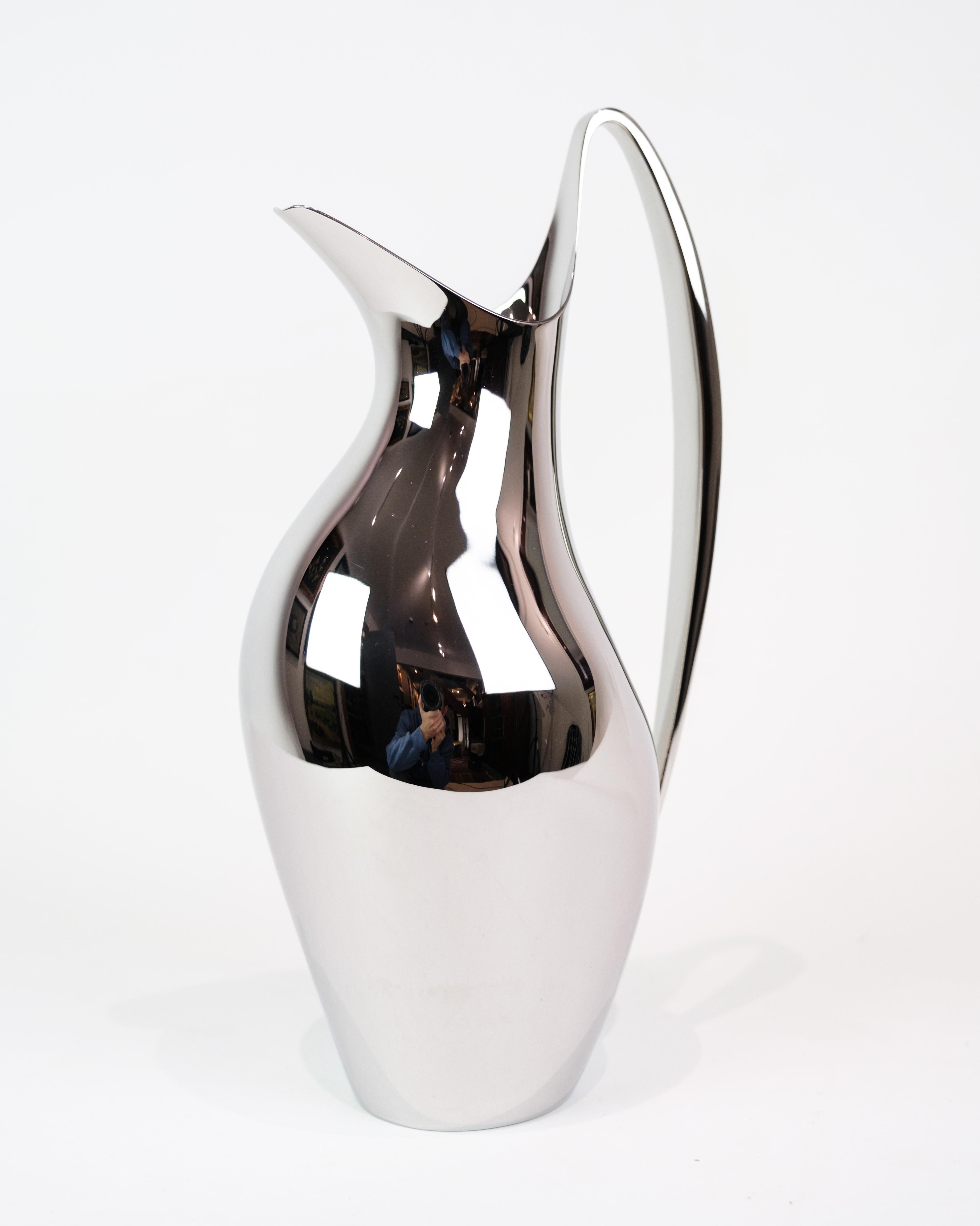 Le pichet HK de Georg Jensen a une capacité de 1,2 litre et est fabriqué en acier inoxydable. Conçu par Henning Koppel, le pichet allie la fonctionnalité à une esthétique élégante et minimaliste. Koppel, connu pour ses formes organiques et