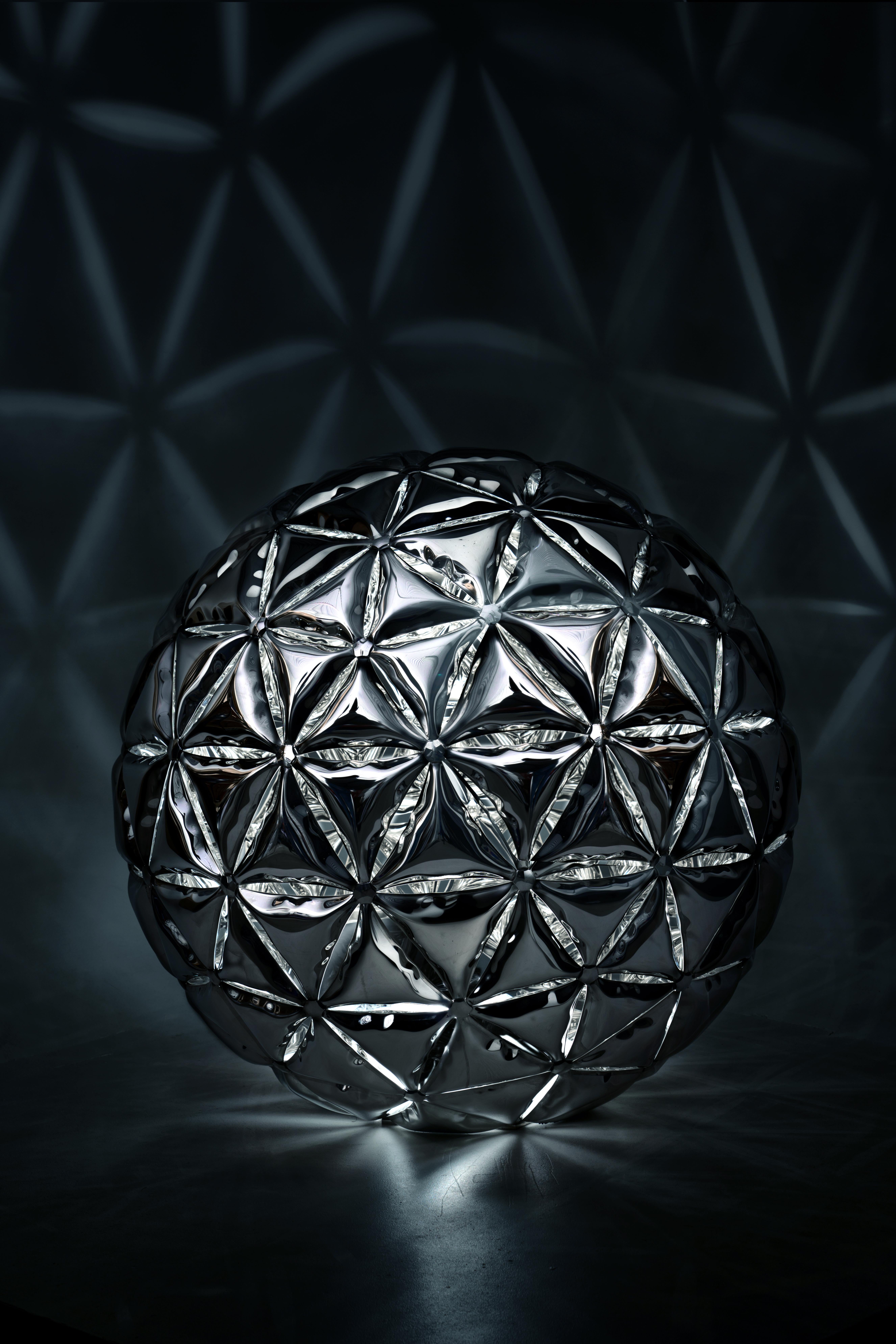 'Unity Sphere' Opera d'arte da parete in metallo gonfiato, realizzata in acciaio inossidabile lucidato a specchio. 
La scultura è una sfera geodetica di circa 120 cm di diametro costruita con 240 forme triangolari in acciaio inox soffiato. 

L'opera