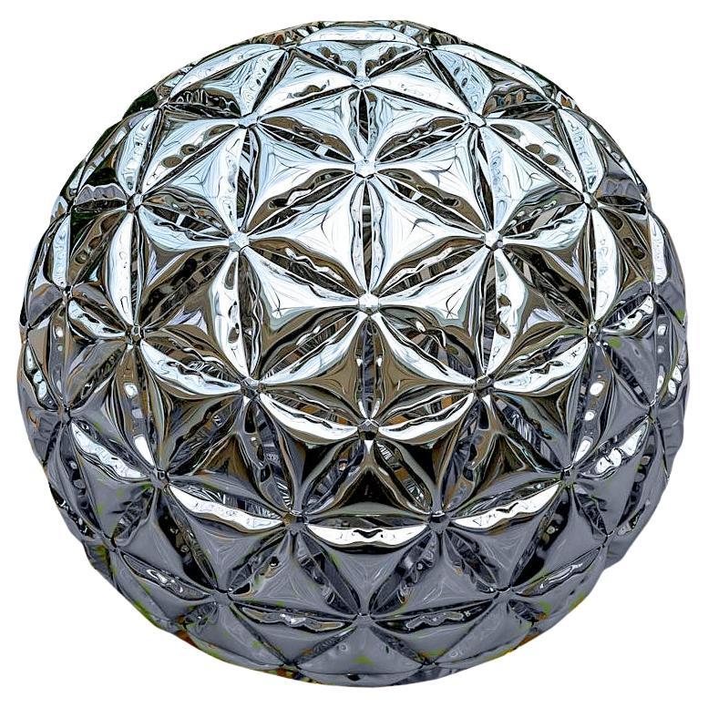 Steele, una scultura in acciaio inossidabile lucidata a specchio di 1,2 metri.