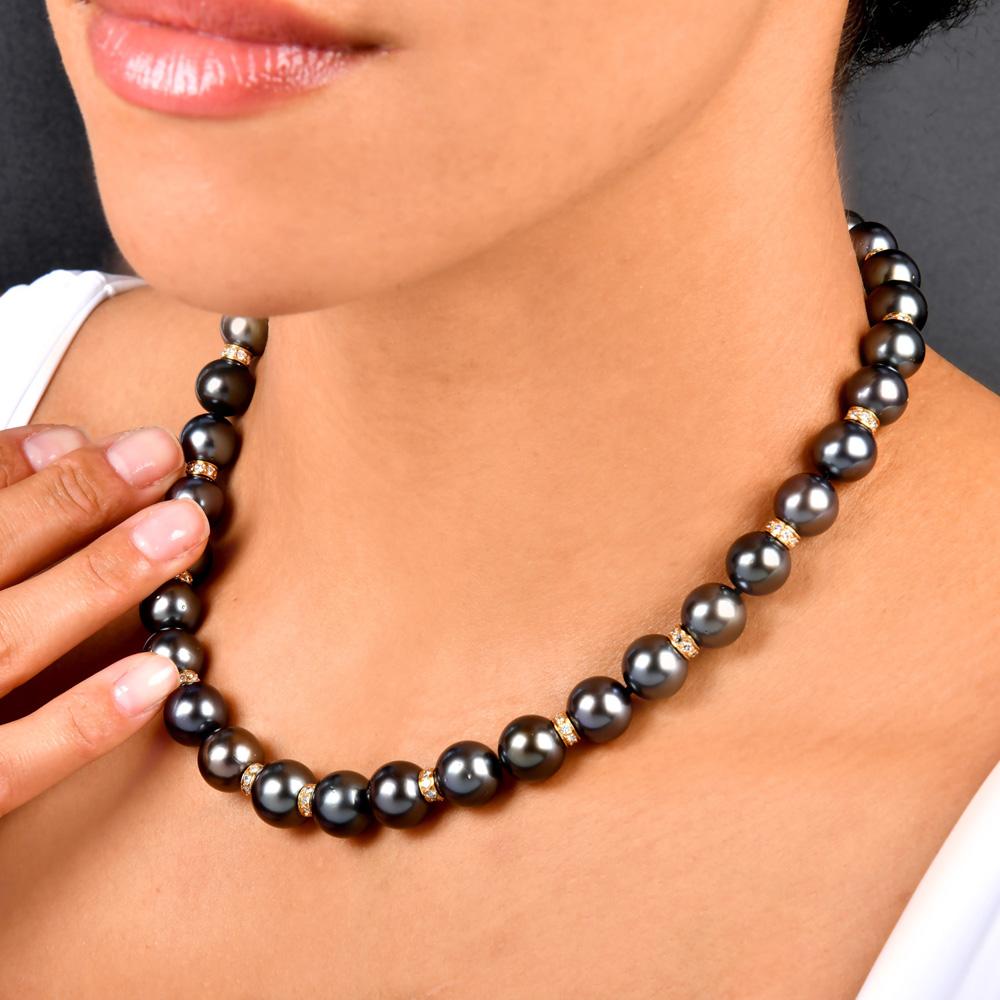 Eleva la tua collezione di gioielli con questa squisita collana di perle di Tahiti Estate, caratterizzata da 35 splendide perle di Tahiti.

Ogni perla è elegantemente separata da dischi rotondi da 18 carati, ornati da 128 diamanti rotondi naturali,