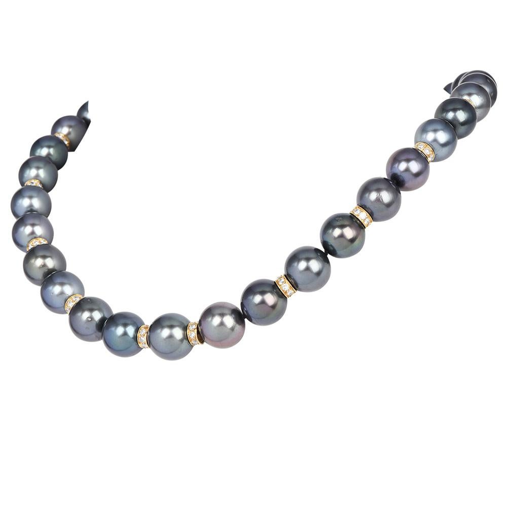Rétro Collana di perle nere di Tahiti da 12 mm con diamanti e chiusura in oro in vendita