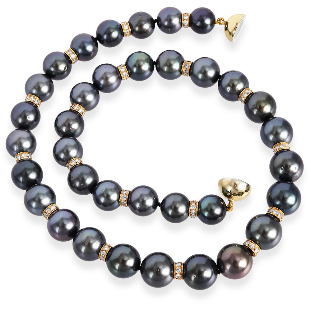 Taglio rotondo Collana di perle nere di Tahiti da 12 mm con diamanti e chiusura in oro in vendita