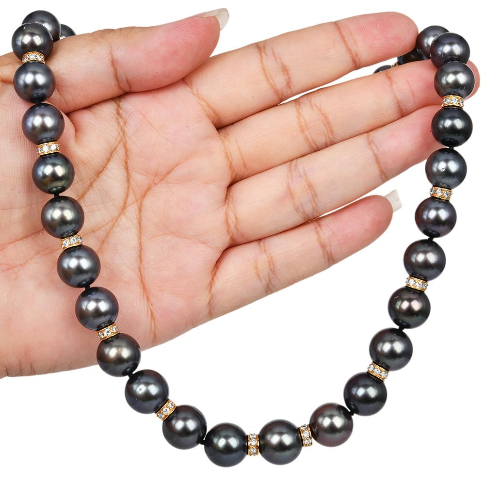 Donna Collana di perle nere di Tahiti da 12 mm con diamanti e chiusura in oro in vendita