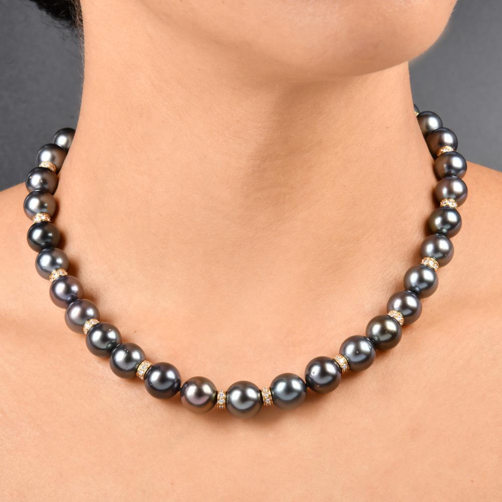 Collana di perle nere di Tahiti da 12 mm con diamanti e chiusura in oro in vendita 1