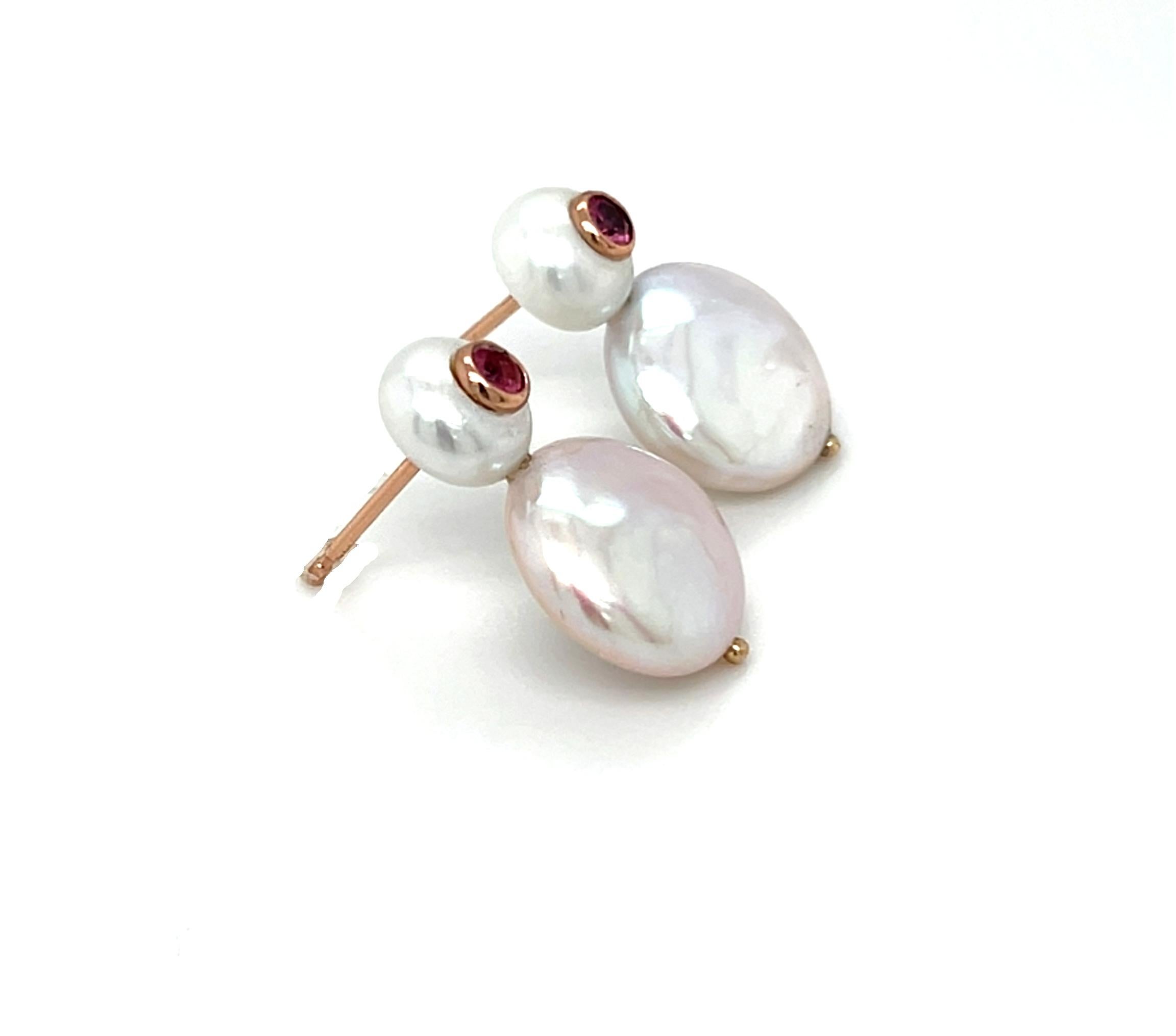 Ces jolies boucles d'oreilles sont composées de perles de monnaie très brillantes et de spinelles roses facettés sertis dans de l'or rose 14k, pour un look parfait pour les occasions décontractées et habillées ! Les perles supérieures mesurent 7,00