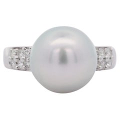 Anello con perla coltivata dei mari del sud e diamante rotondo da 12 mm in platino