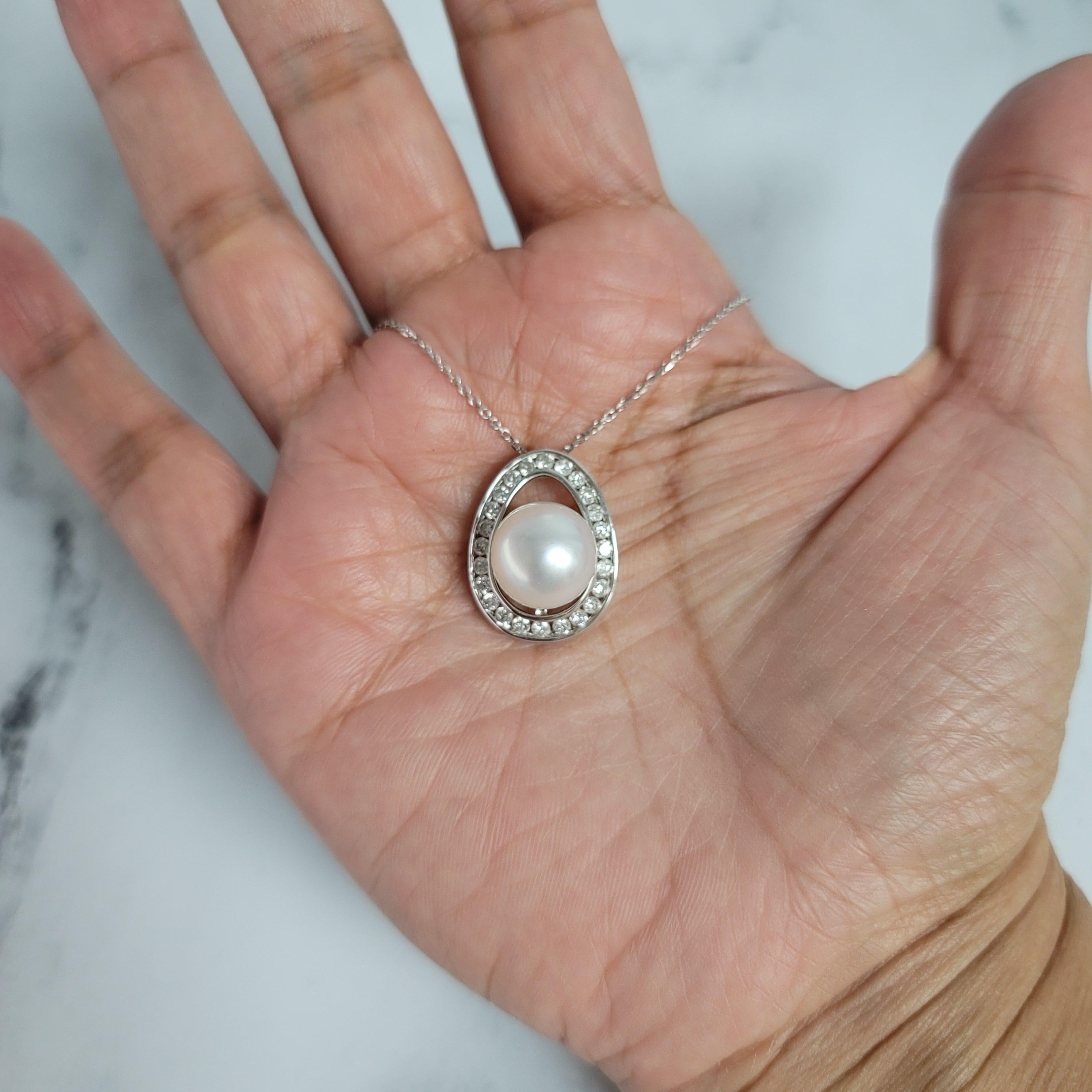 ♥ Product Summary ♥

Main Stone: Freshwater Pearl & Diamonds
Approx. Diamond Carat Weight: .90cttw 
Diamond Color: G/H
Diamond Clarity: SI1/SI2
Pearl Size: 12mm
Metal: 18k White Gold 
Stone Cut: Round
Dimensions: 22mm x 17mm
Chain: 1.1mm 14k White