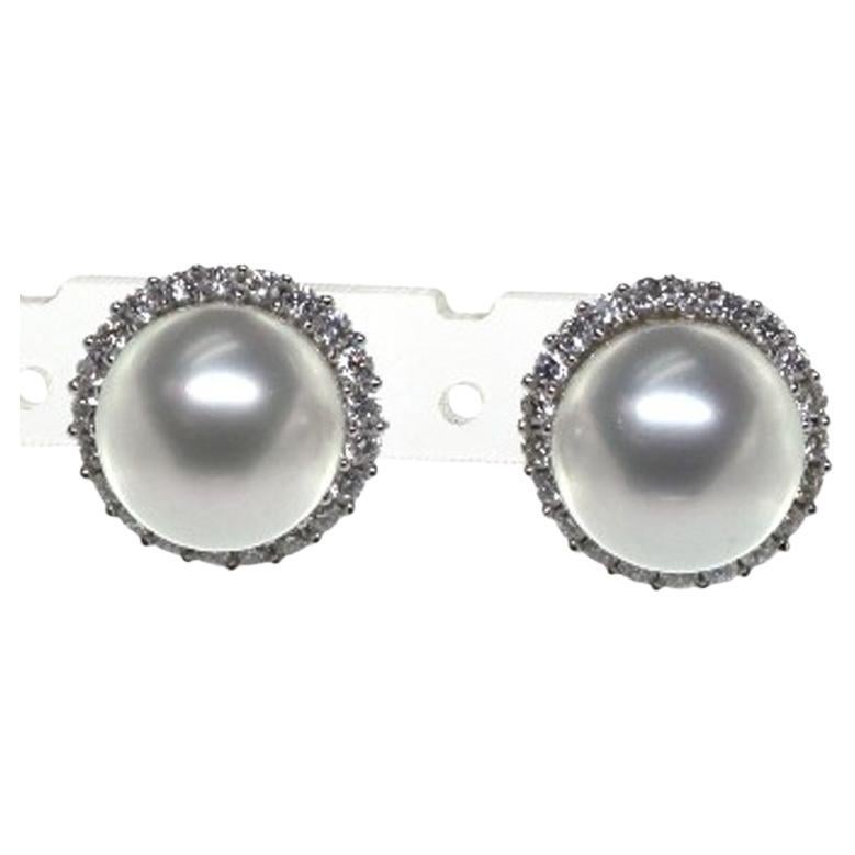 Clous d'oreilles en or blanc 18 carats, perles des mers du Sud et diamants de 12 mm en vente