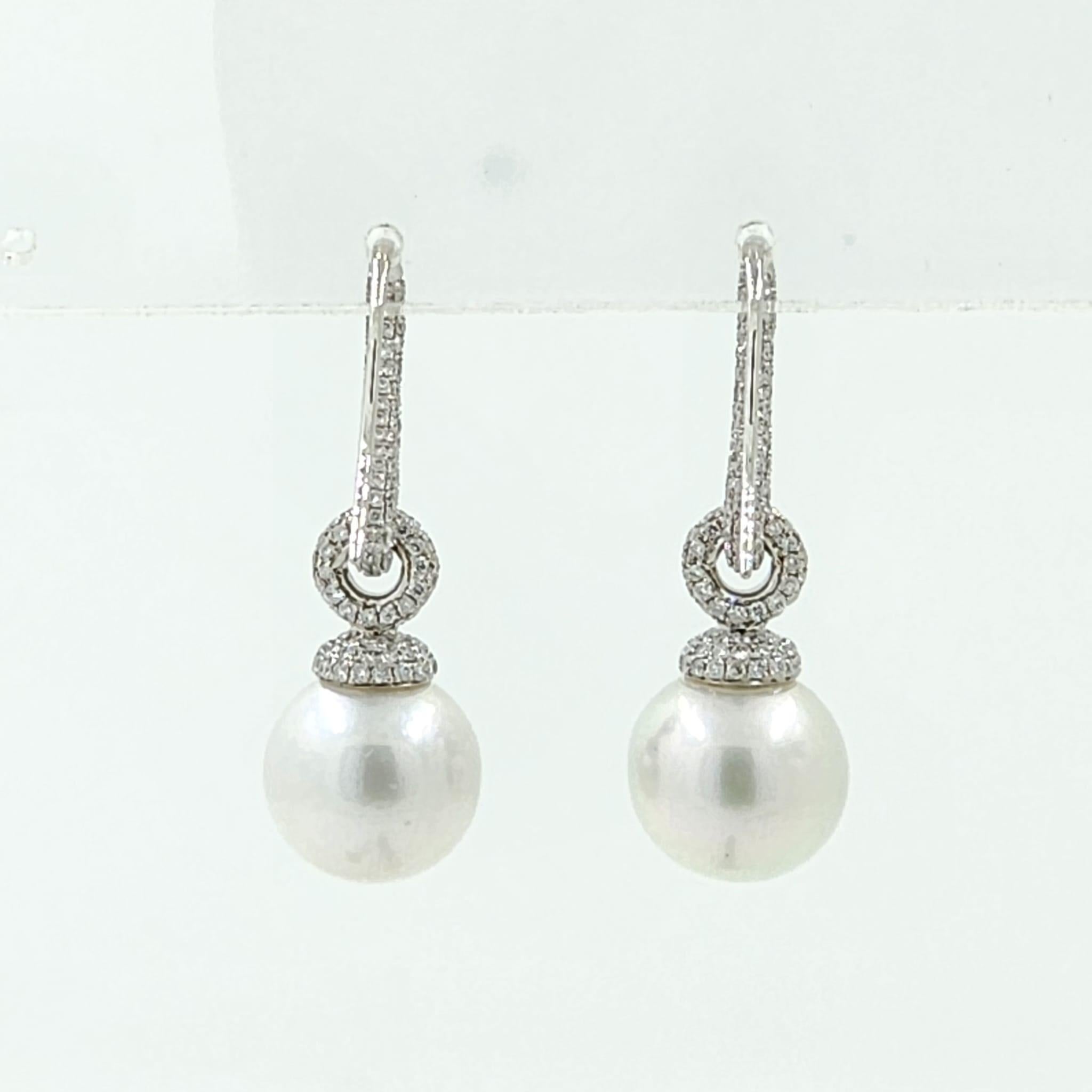 Perle Boucles d'oreilles pendantes en perles des mers du sud de 12mm avec diamant en 14 carats  Or blanc en vente