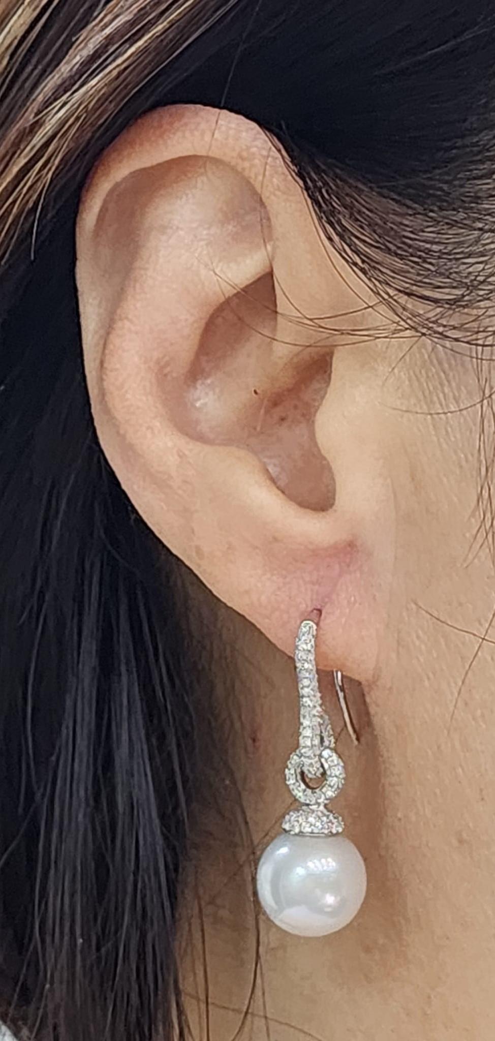 Boucles d'oreilles pendantes en perles des mers du sud de 12mm avec diamant en 14 carats  Or blanc Neuf - En vente à Hong Kong, HK