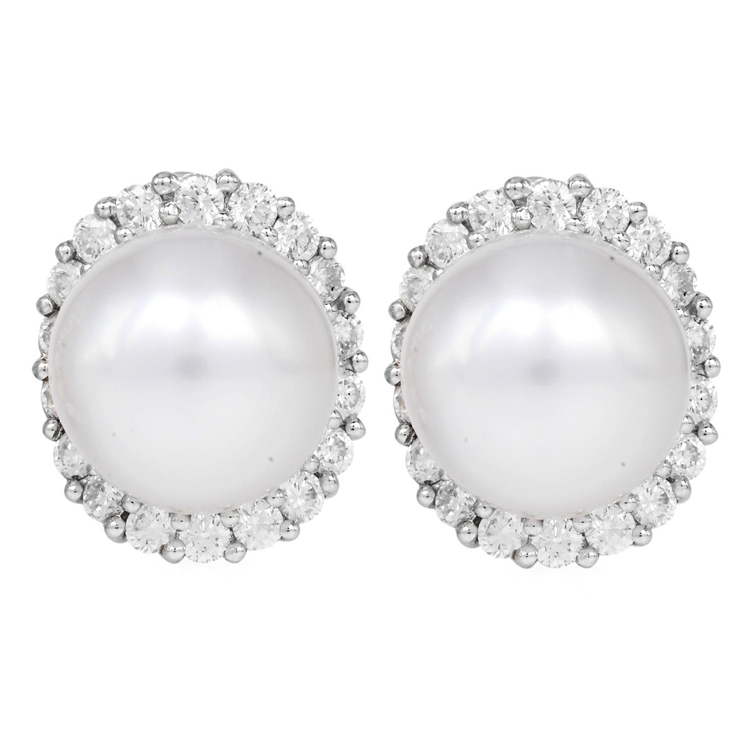 Pendientes de oro blanco de 18 quilates con halo de diamantes y perlas de 12 mm de Southsea