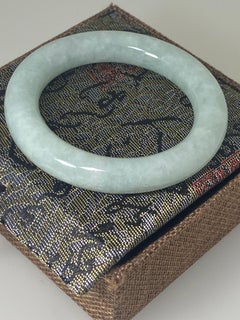 12 mm breiter natürlicher burmesischer Jadeit-Armreif im Typ A-Stil, 83.1gr. Box und Zertifikat.